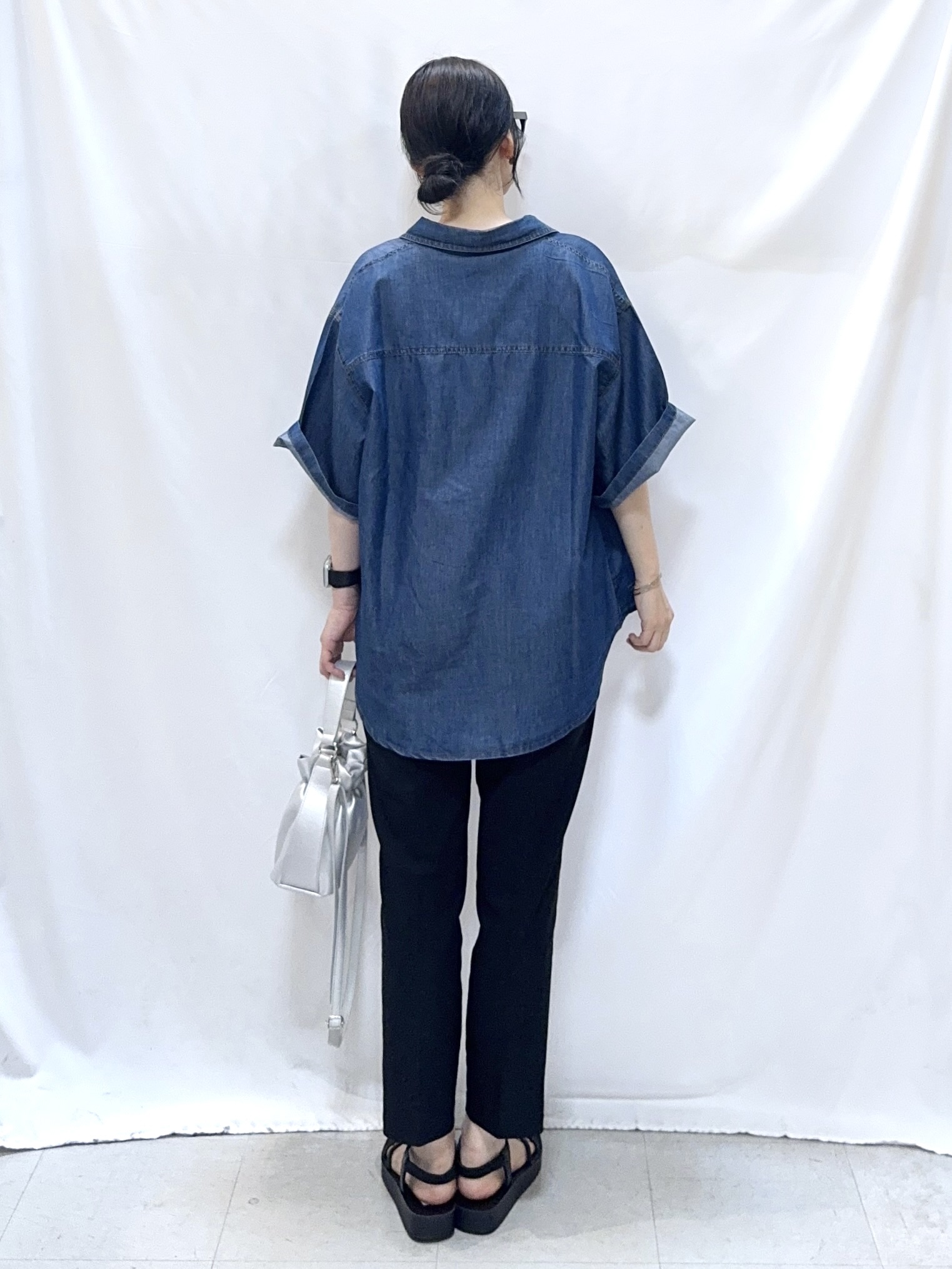 𝐇𝐢𝐫𝐨𝐦𝐢さんの「SHOO･LA･RUE｜【セットアップ可/S-LL】ライトオンスデニム 5分袖シャツ」を使ったコーディネート