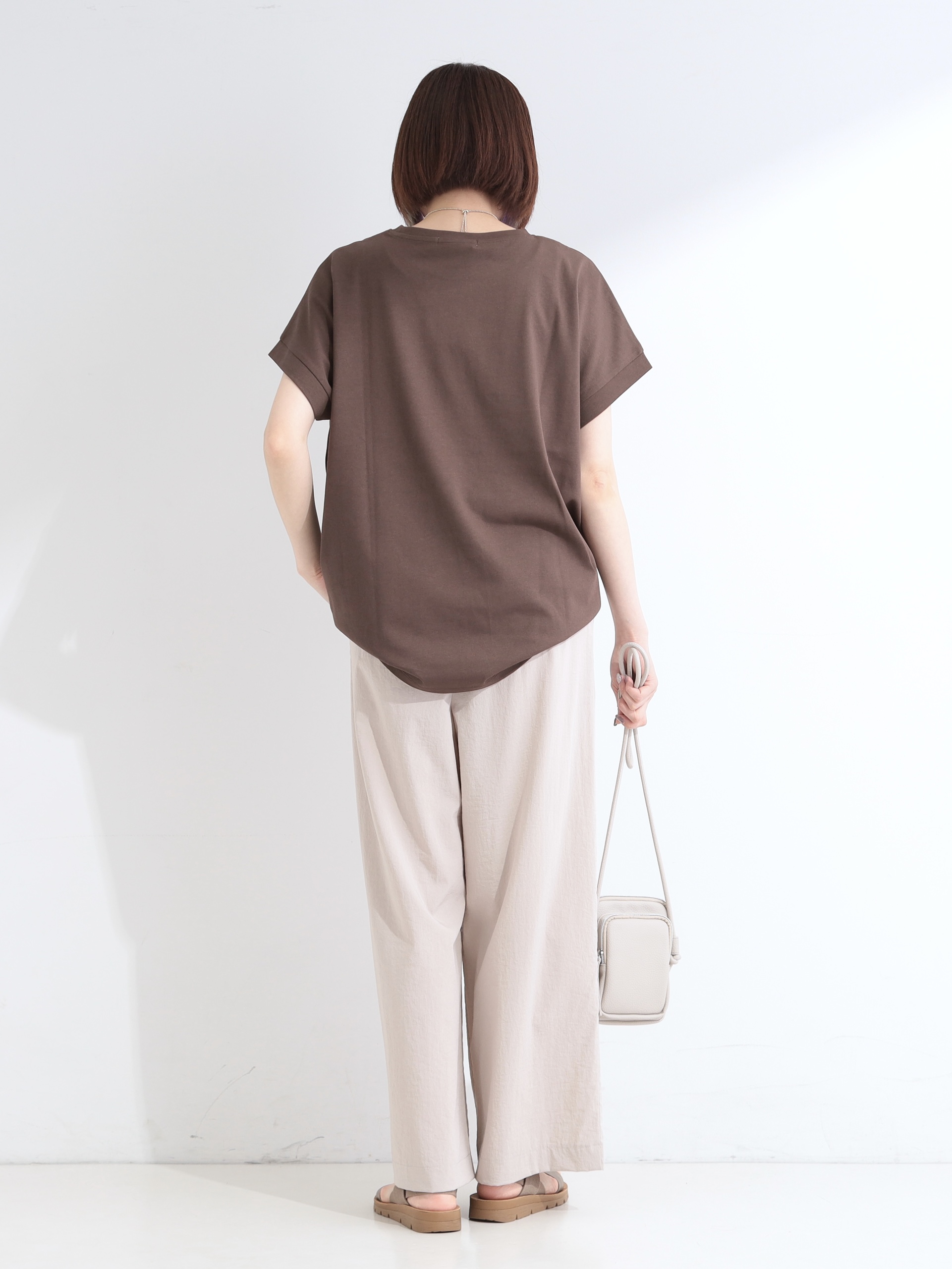 𝐜𝐡𝐢𝐤𝐚さんの「SHOO･LA･RUE｜【汗じみ防止/S-LL/体型カバー/洗濯機可】汗じみが気になりにくい 大人の刺繍ロゴTシャツ」を使ったコーディネート