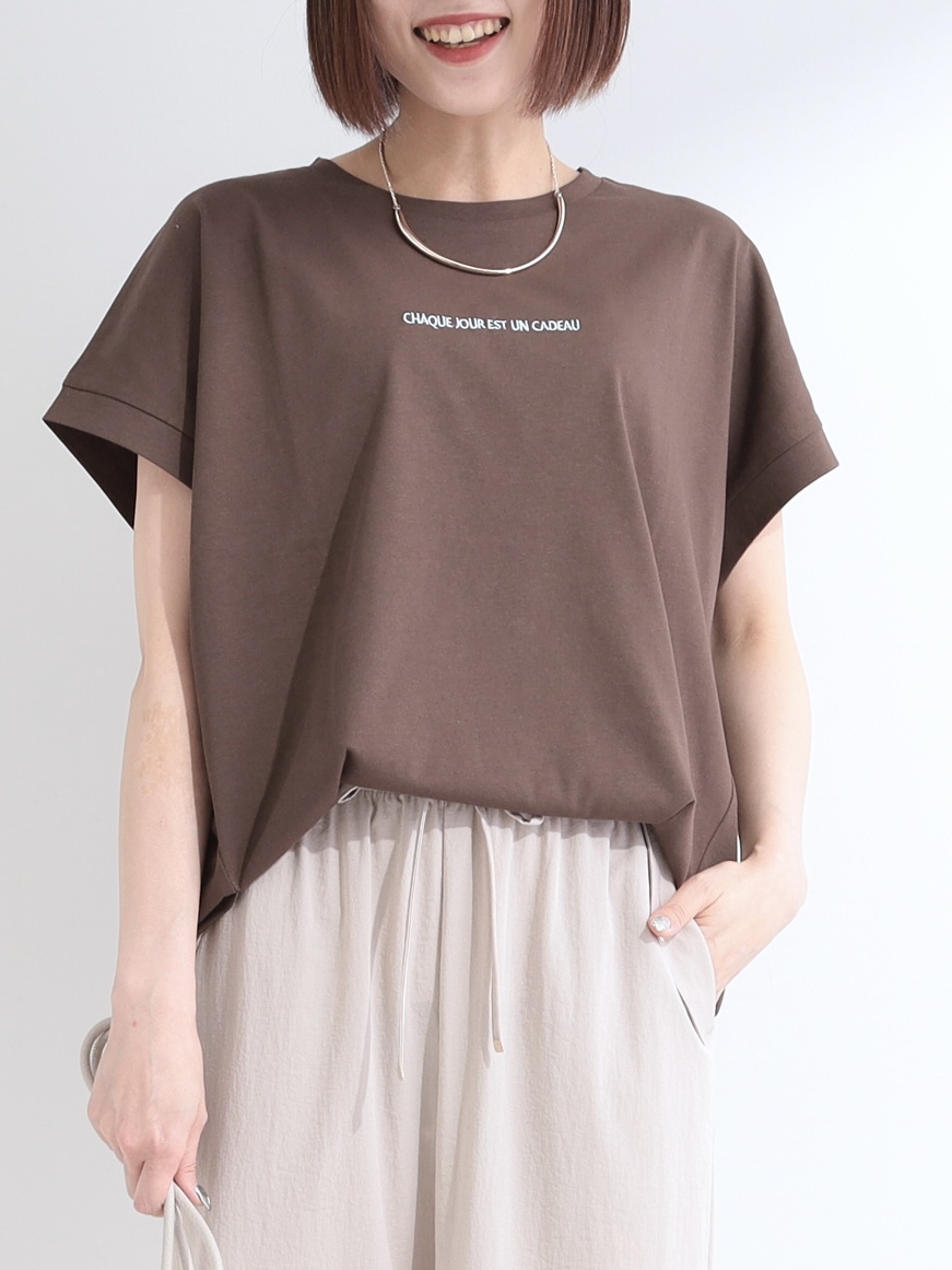 𝐜𝐡𝐢𝐤𝐚さんの「SHOO･LA･RUE｜【汗じみ防止/S-LL/体型カバー/洗濯機可】汗じみが気になりにくい 大人の刺繍ロゴTシャツ」を使ったコーディネート