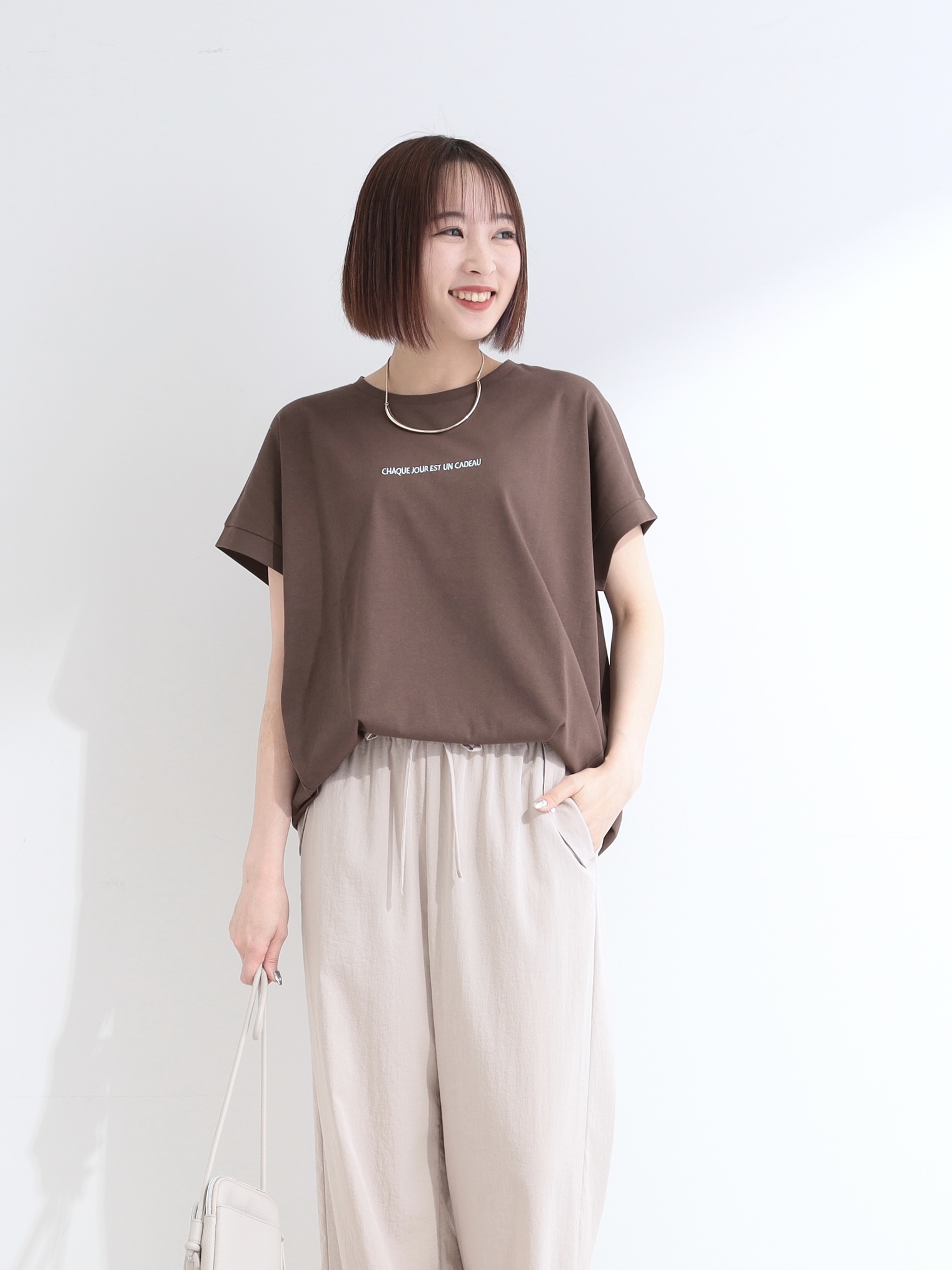 𝐜𝐡𝐢𝐤𝐚さんの「SHOO･LA･RUE｜【汗じみ防止/S-LL/体型カバー/洗濯機可】汗じみが気になりにくい 大人の刺繍ロゴTシャツ」を使ったコーディネート