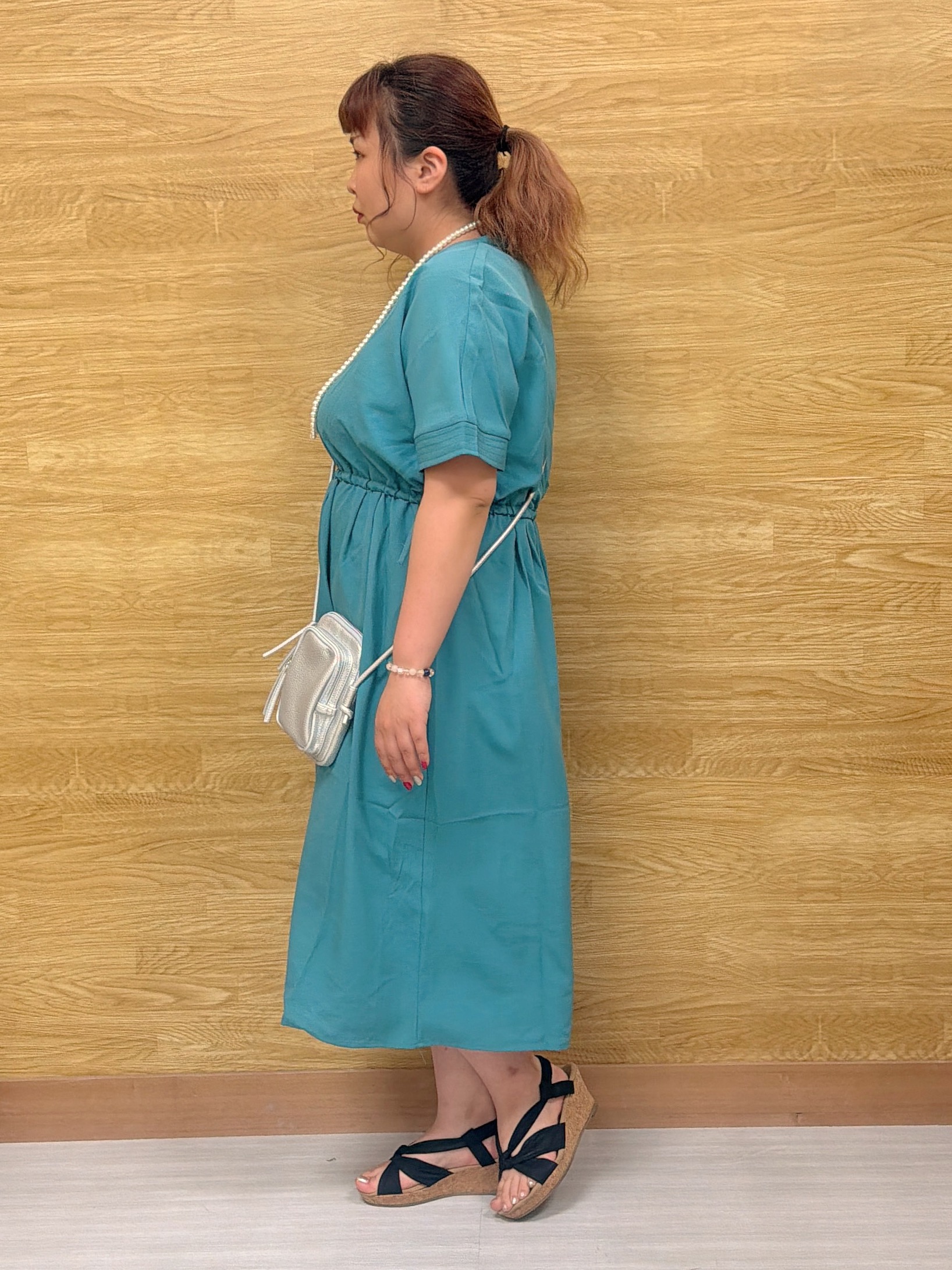 ぁむさんの「SHOO･LA･RUE｜【洗濯機可/体型カバー】ウエストシャーリングで女性らしく 麻調スキッパーサイドリボンワンピース」を使ったコーディネート