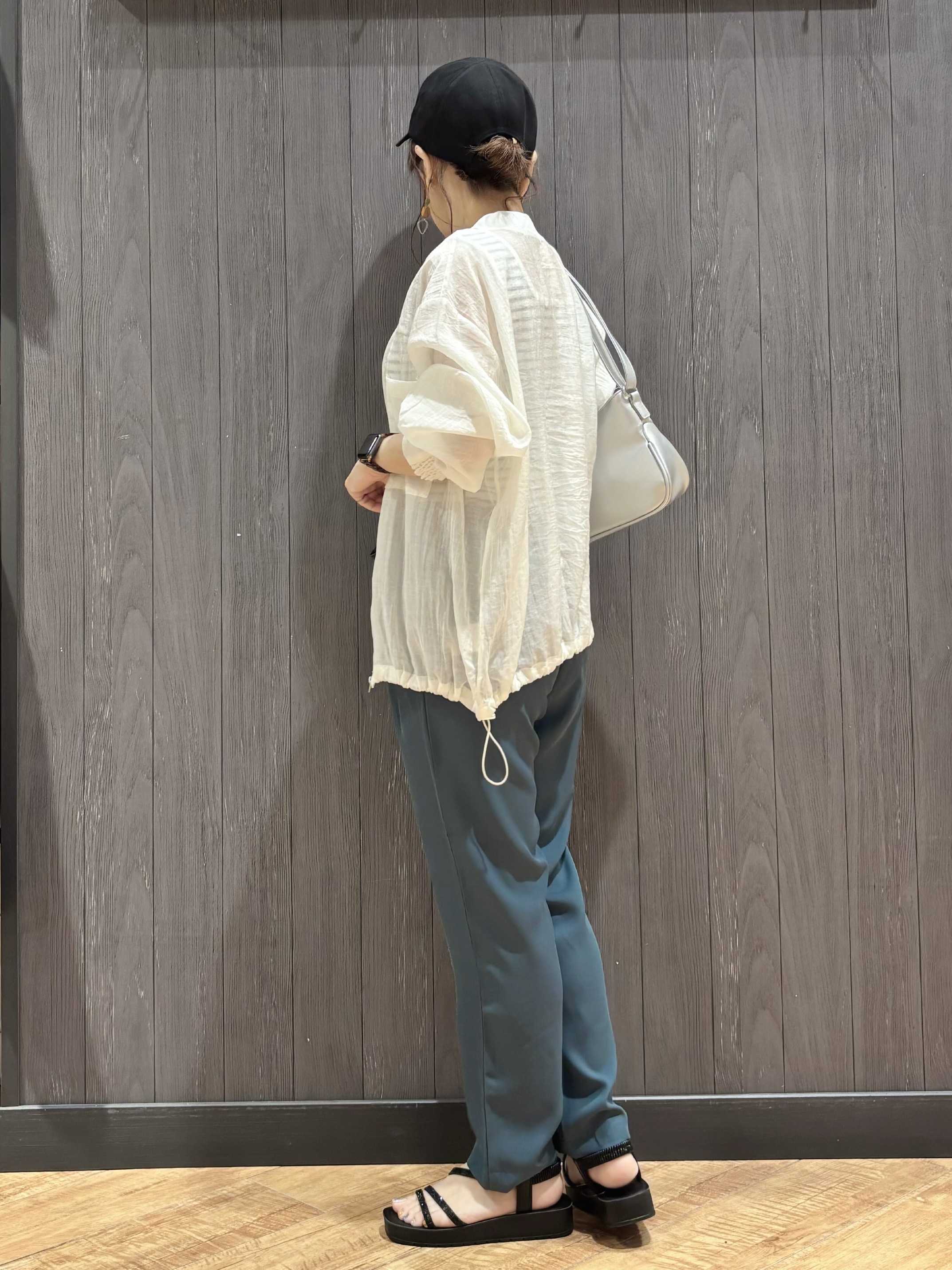 meiさんの「SHOO･LA･RUE｜【S-LL/洗濯機可】夏に使える 程よい透け感のシアーブルゾン」を使ったコーディネート