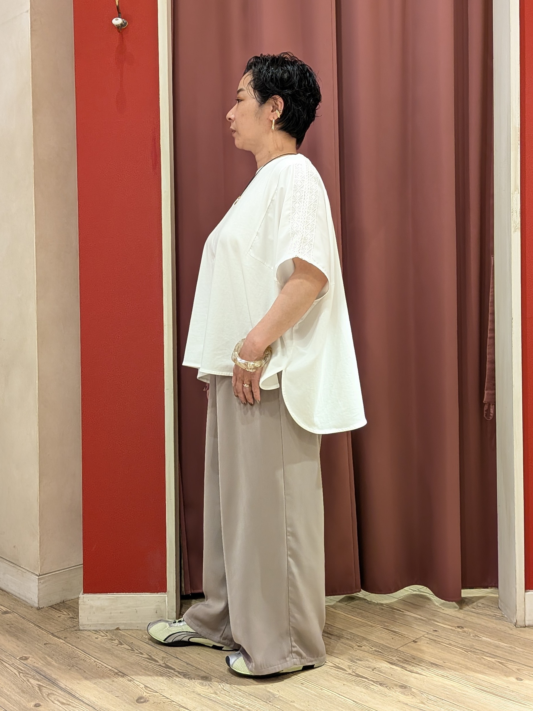 cameさんの「SHOO･LA･RUE｜【洗濯機可/体型カバー】インせず着られる 肩レース切り替えポンチョ風トップス」を使ったコーディネート