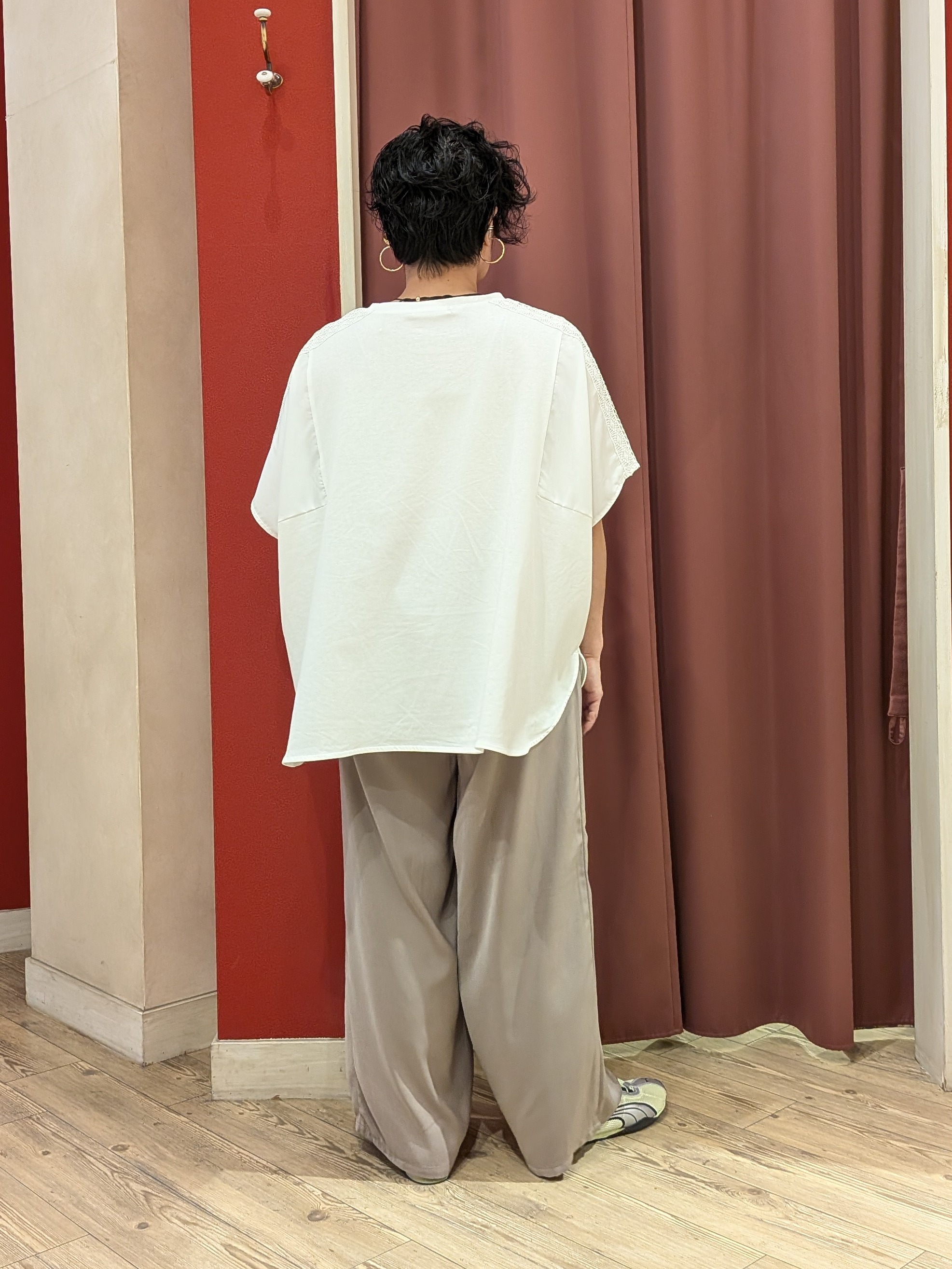 cameさんの「SHOO･LA･RUE｜【洗濯機可/体型カバー】インせず着られる 肩レース切り替えポンチョ風トップス」を使ったコーディネート