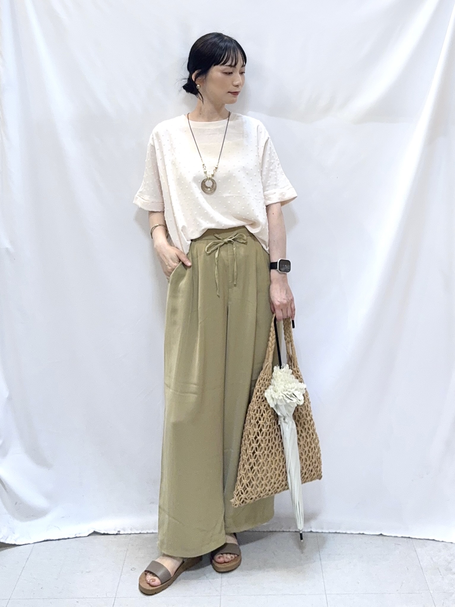 𝐇𝐢𝐫𝐨𝐦𝐢さんの「SHOO･LA･RUE｜【洗濯後しわになりにくい/体型カバー】ドビードットで上品に ドルマントップス」を使ったコーディネート