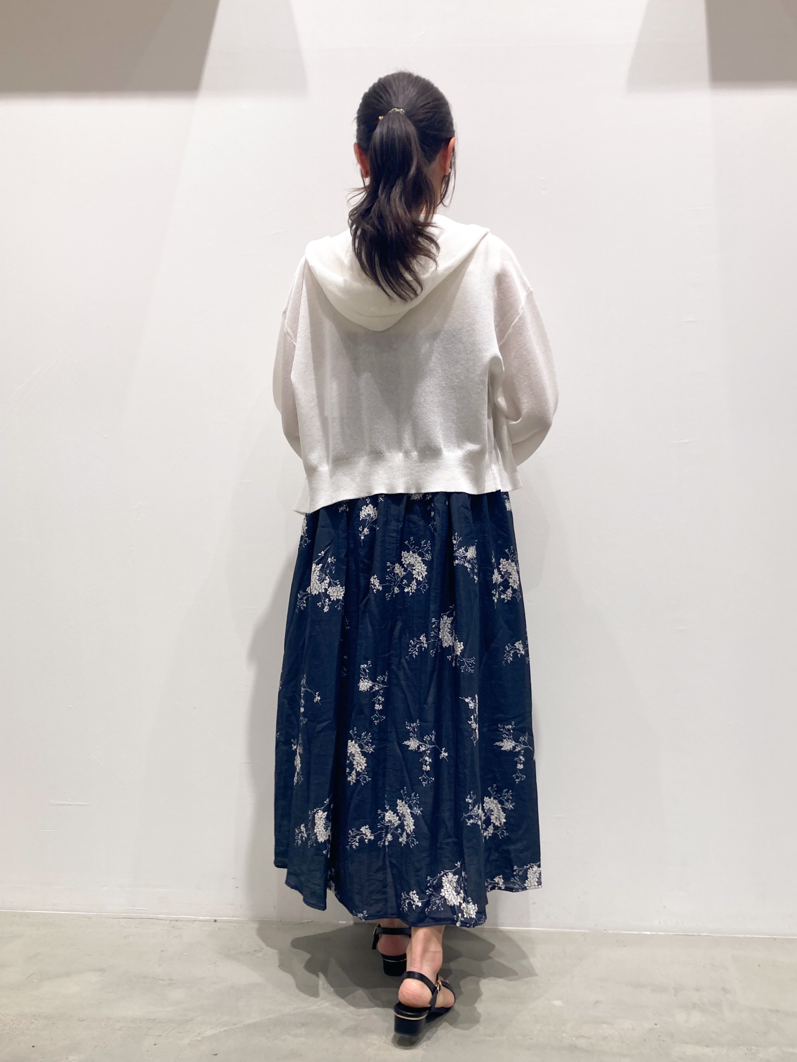 yagiさんの「grove｜【洗濯機OK・UVカット】大人の抜け感、シアーニットフードパーカ」を使ったコーディネート