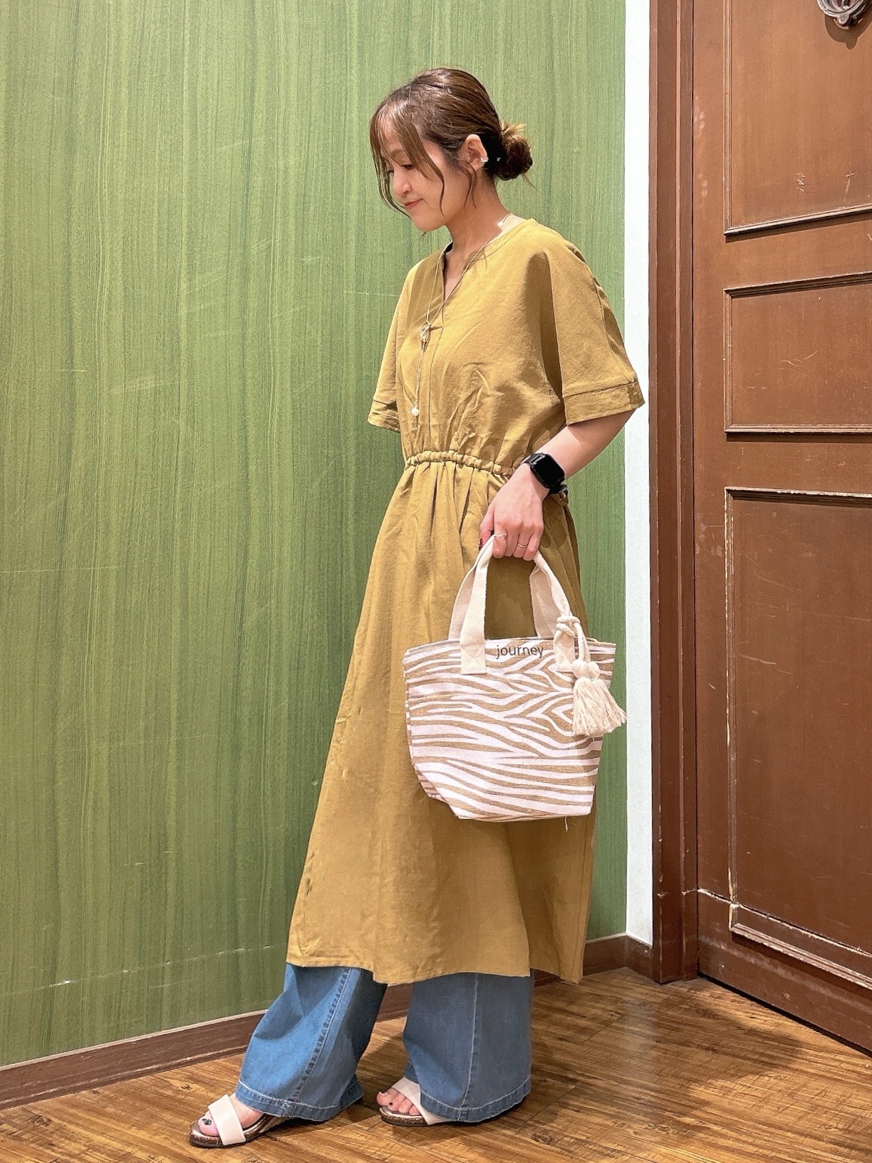かおりさんの「SHOO･LA･RUE｜【洗濯機可/体型カバー】ウエストシャーリングで女性らしく 麻調スキッパーサイドリボンワンピース」を使ったコーディネート