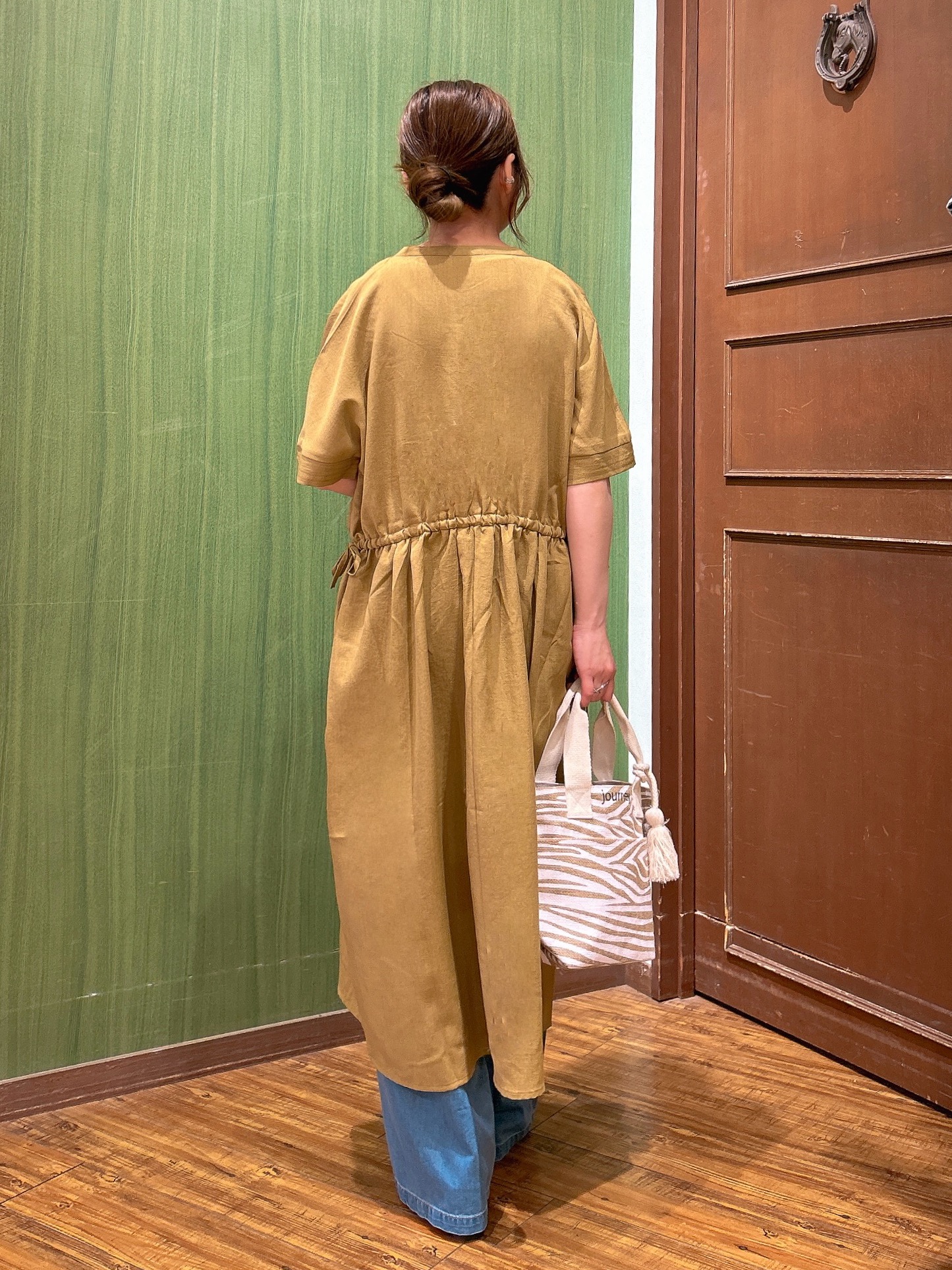 かおりさんの「SHOO･LA･RUE｜【洗濯機可/体型カバー】ウエストシャーリングで女性らしく 麻調スキッパーサイドリボンワンピース」を使ったコーディネート
