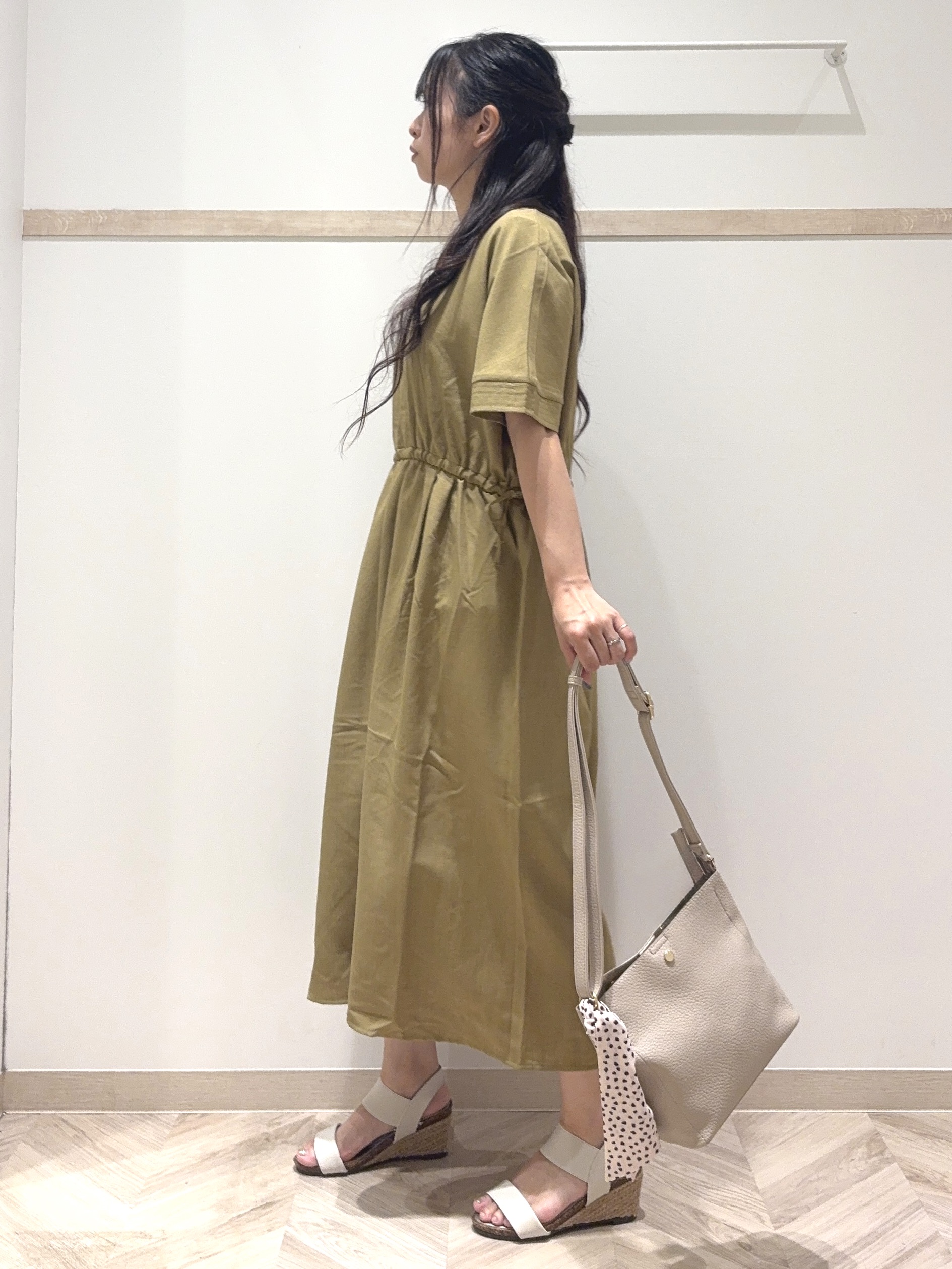 nanaさんの「SHOO･LA･RUE｜【洗濯機可/体型カバー】ウエストシャーリングで女性らしく 麻調スキッパーサイドリボンワンピース」を使ったコーディネート