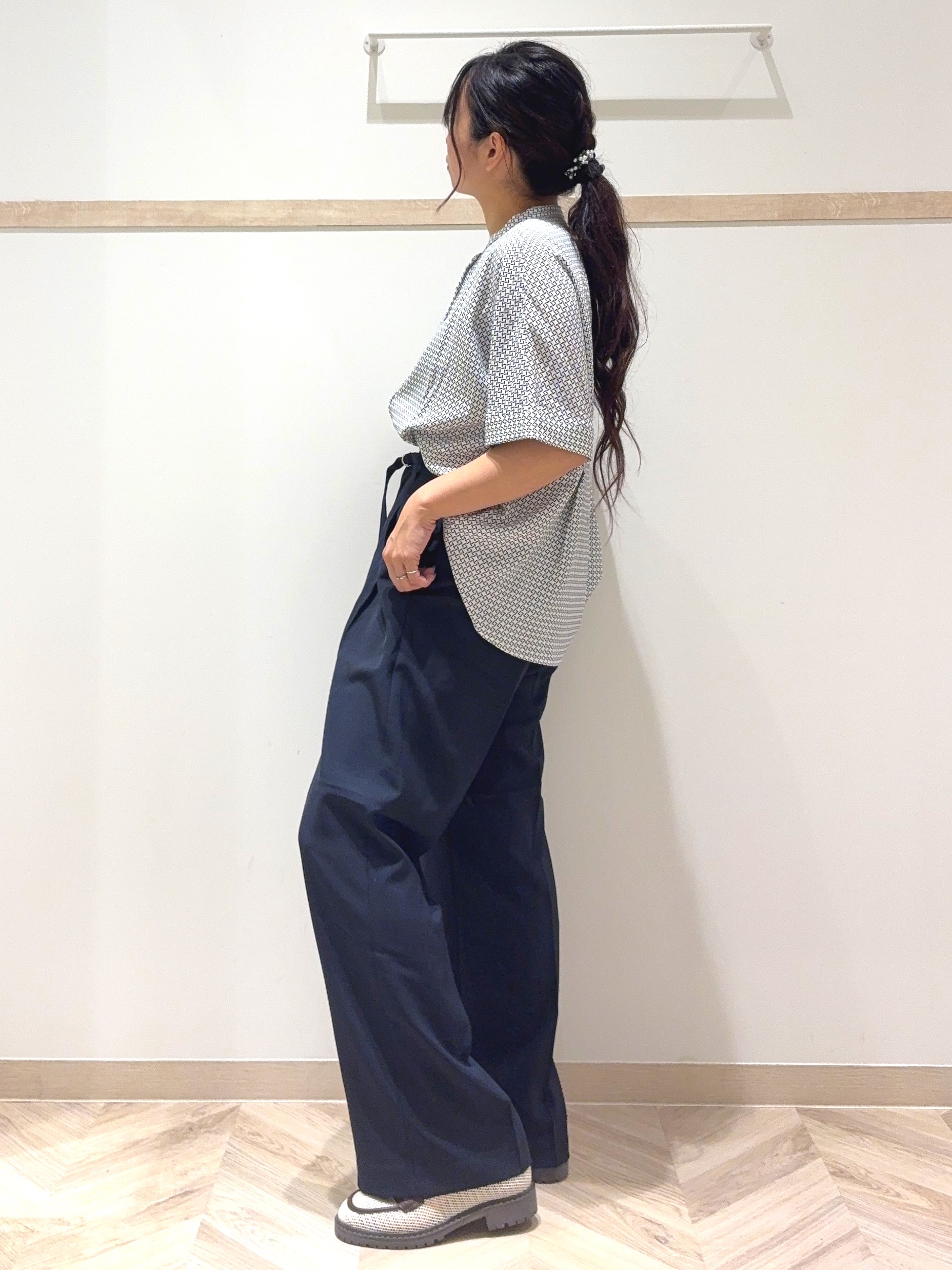 nanaさんの「SHOO･LA･RUE｜【UV/通勤】洗濯後しわになりにくい インしない ウエストタックペプラムブラウス」を使ったコーディネート