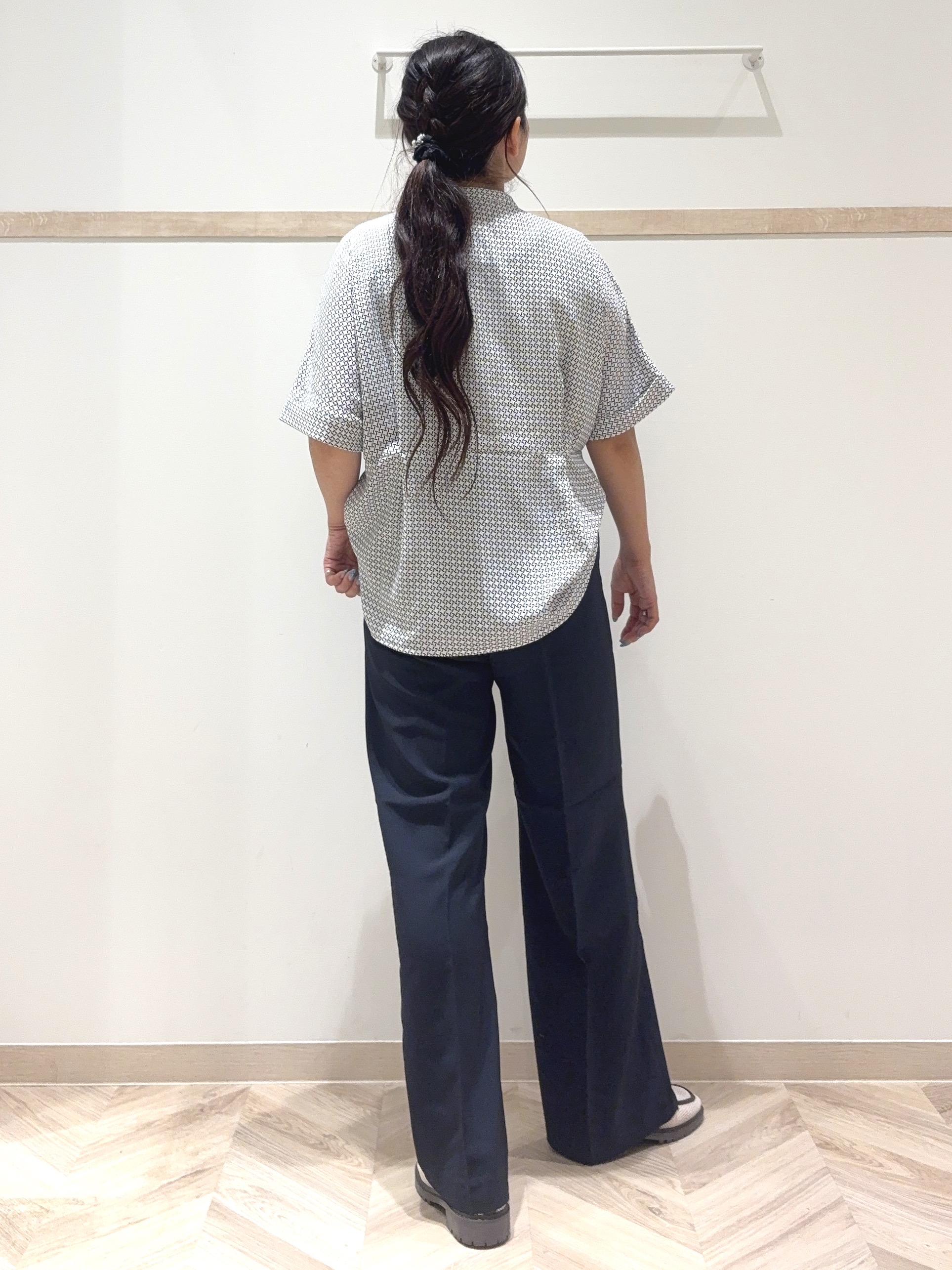 nanaさんの「SHOO･LA･RUE｜【UV/通勤】洗濯後しわになりにくい インしない ウエストタックペプラムブラウス」を使ったコーディネート