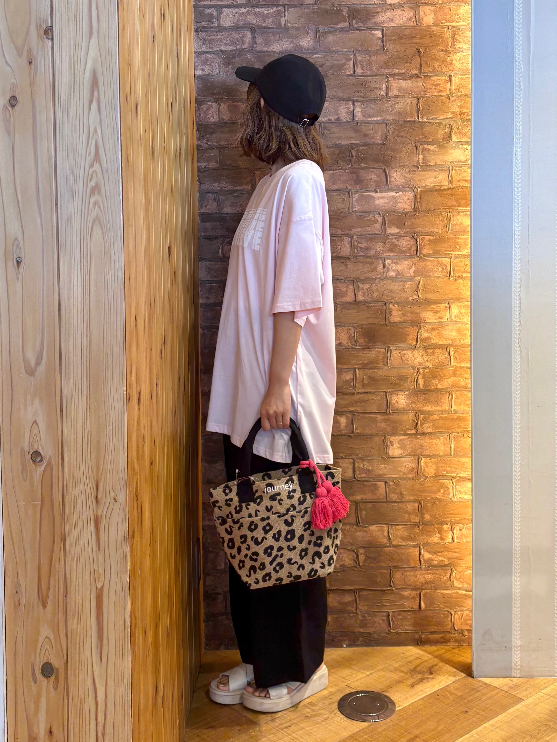 mieさんの「SHOO･LA･RUE｜【体型カバー】ゆるっとBIGアソートTシャツ」を使ったコーディネート