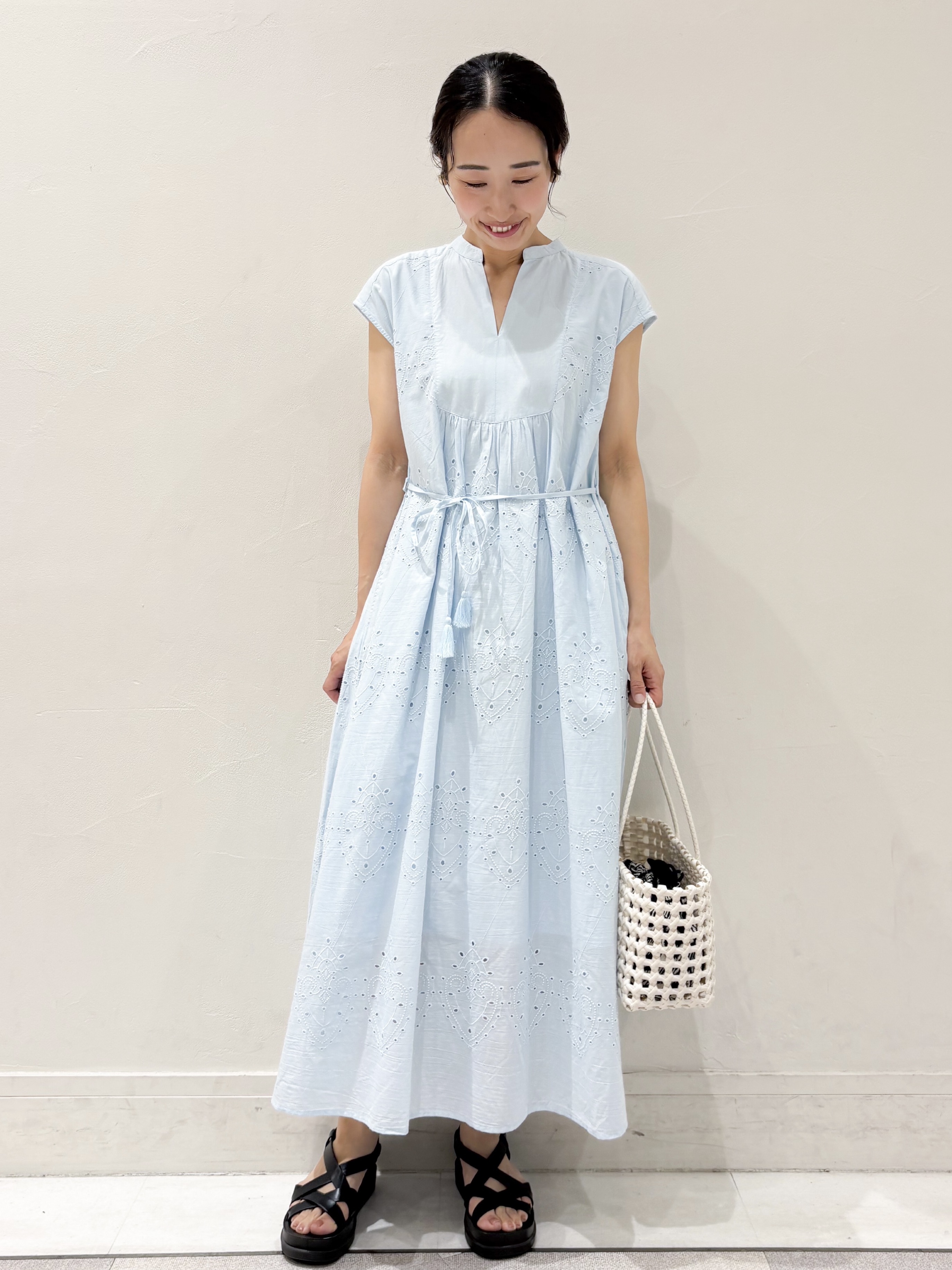 ちえさんの「OPAQUE.CLIP｜アイレットレース刺繍ワンピース【洗える】」を使ったコーディネート