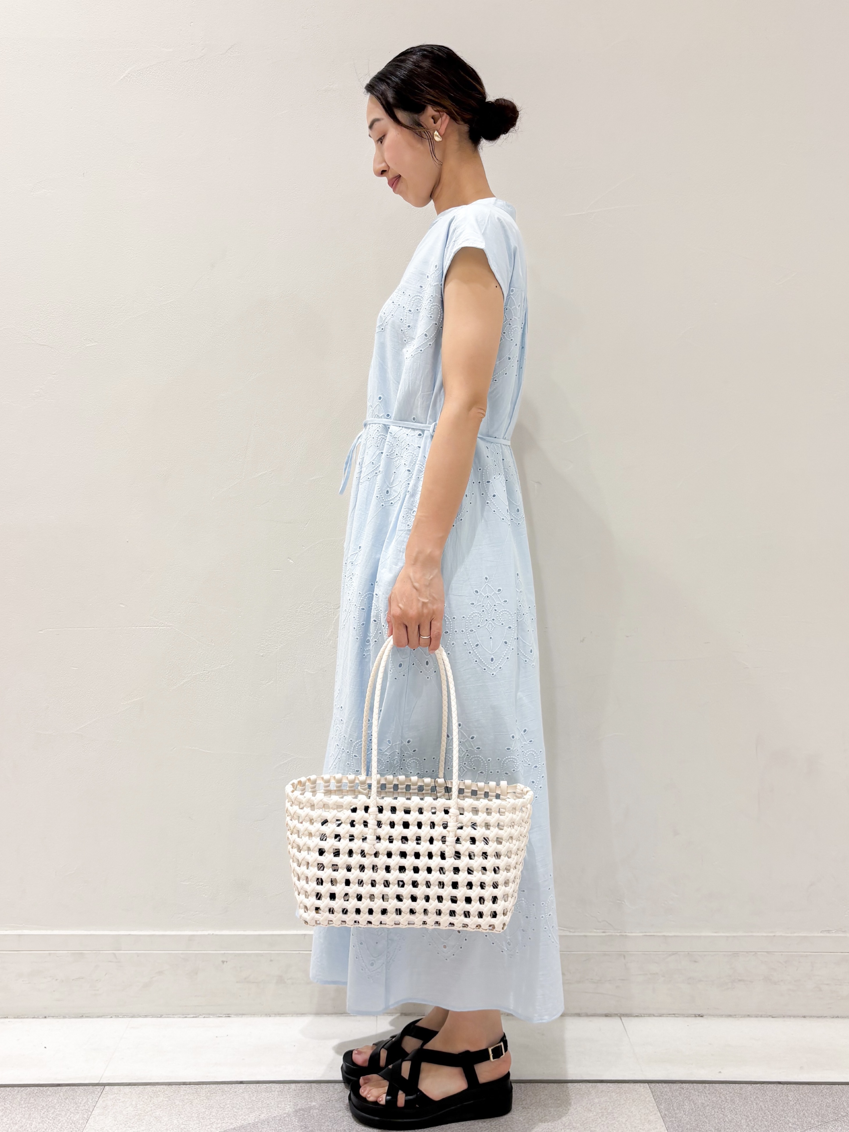 ちえさんの「OPAQUE.CLIP｜アイレットレース刺繍ワンピース【洗える】」を使ったコーディネート