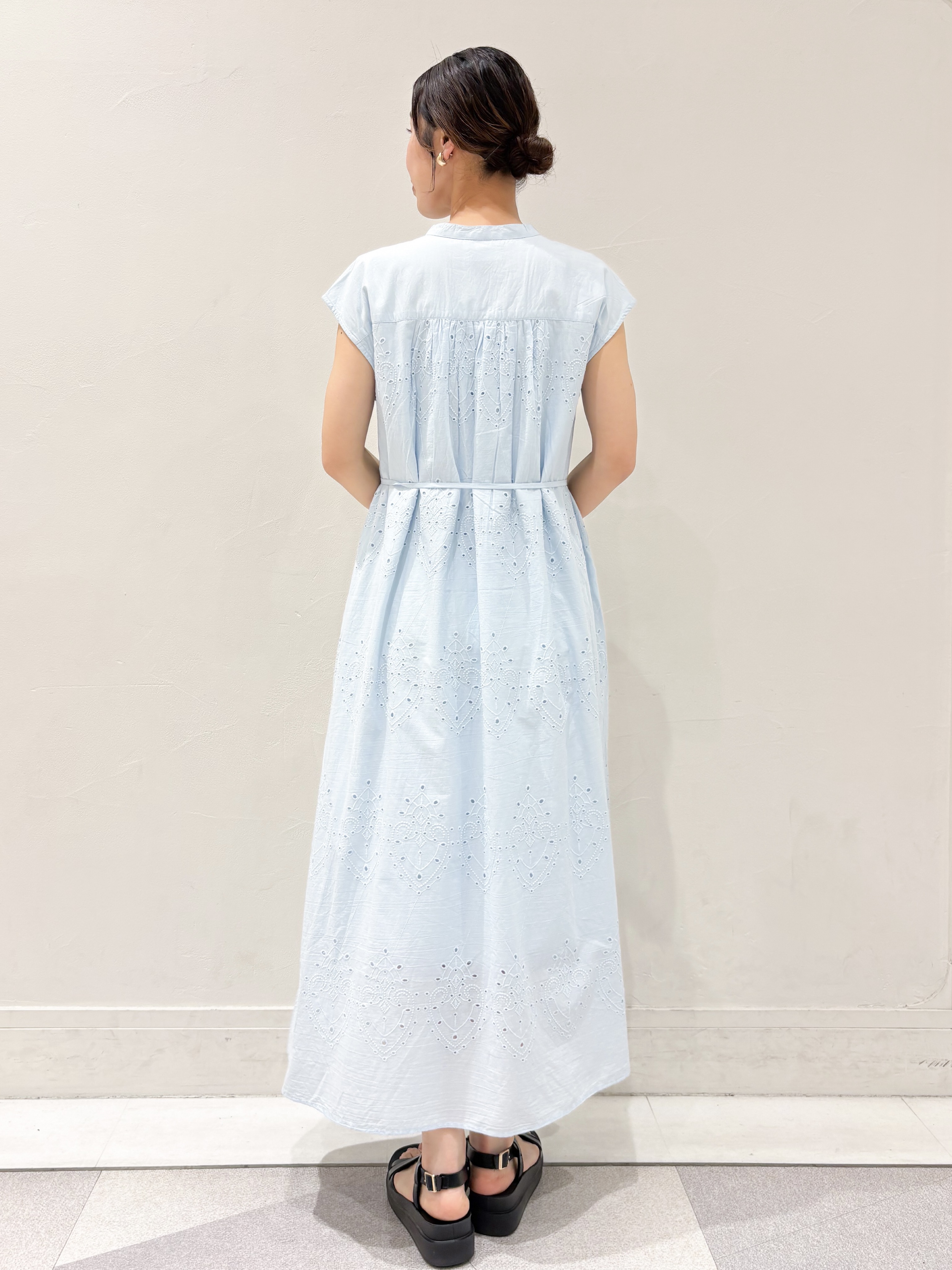 ちえさんの「OPAQUE.CLIP｜アイレットレース刺繍ワンピース【洗える】」を使ったコーディネート