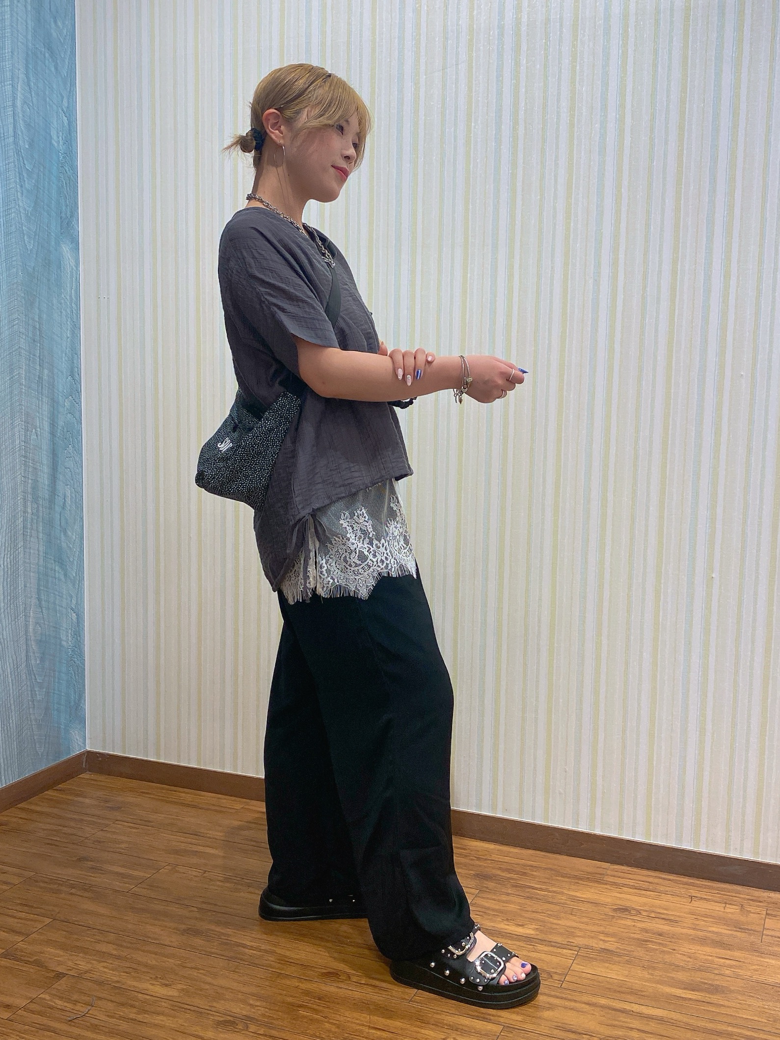 ayaさんの「SHOO･LA･RUE｜【高レビュー/体型カバー】インせず着られる スキッパー裾リボンブラウス」を使ったコーディネート