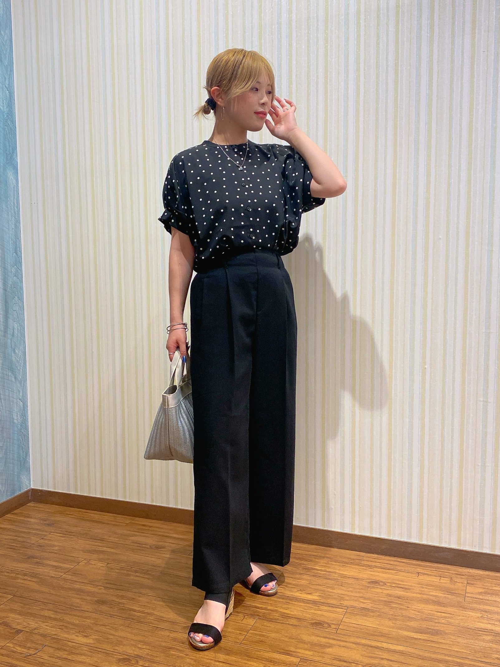 ayaさんの「SHOO･LA･RUE｜【洗濯機可／洗濯後しわになりにくい】大人の甘さをプラスする ドット柄袖タックブラウス」を使ったコーディネート