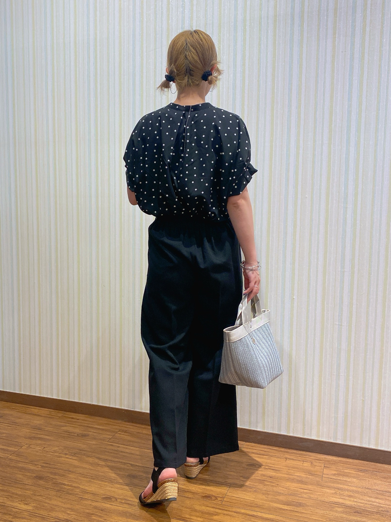 ayaさんの「SHOO･LA･RUE｜【洗濯機可／洗濯後しわになりにくい】大人の甘さをプラスする ドット柄袖タックブラウス」を使ったコーディネート