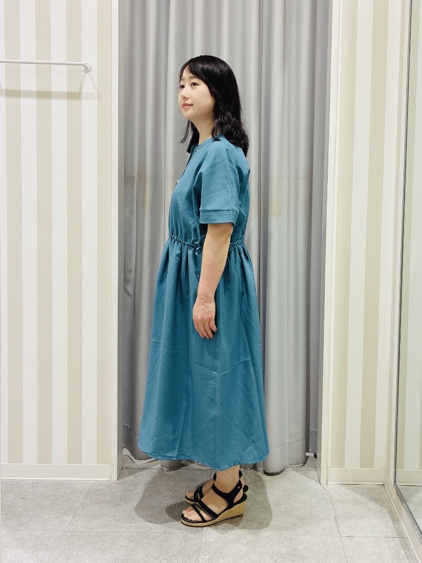 vanseさんの「SHOO･LA･RUE｜【洗濯機可/体型カバー】ウエストシャーリングで女性らしく 麻調スキッパーサイドリボンワンピース」を使ったコーディネート