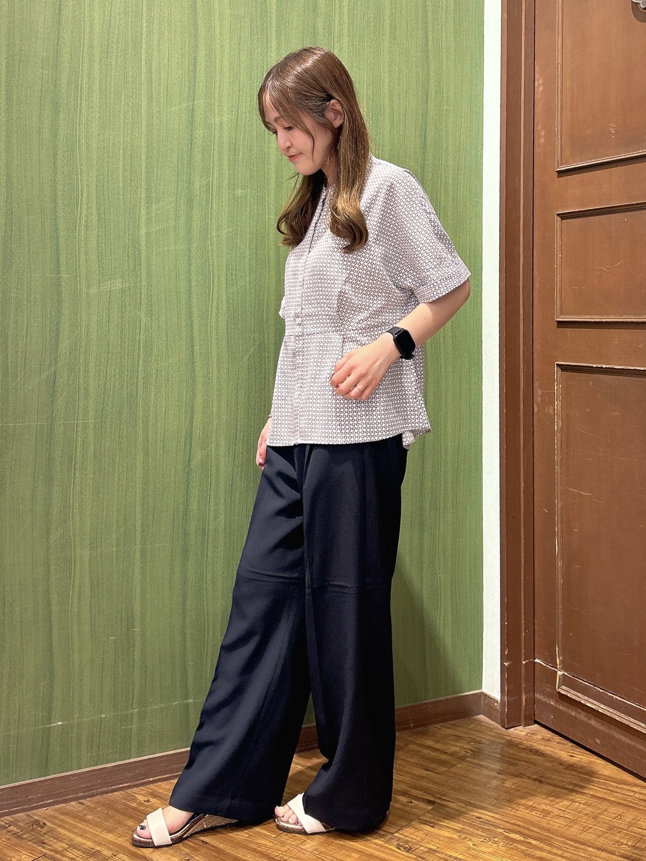 かおりさんの「SHOO･LA･RUE｜【UV/通勤】洗濯後しわになりにくい インしない ウエストタックペプラムブラウス」を使ったコーディネート