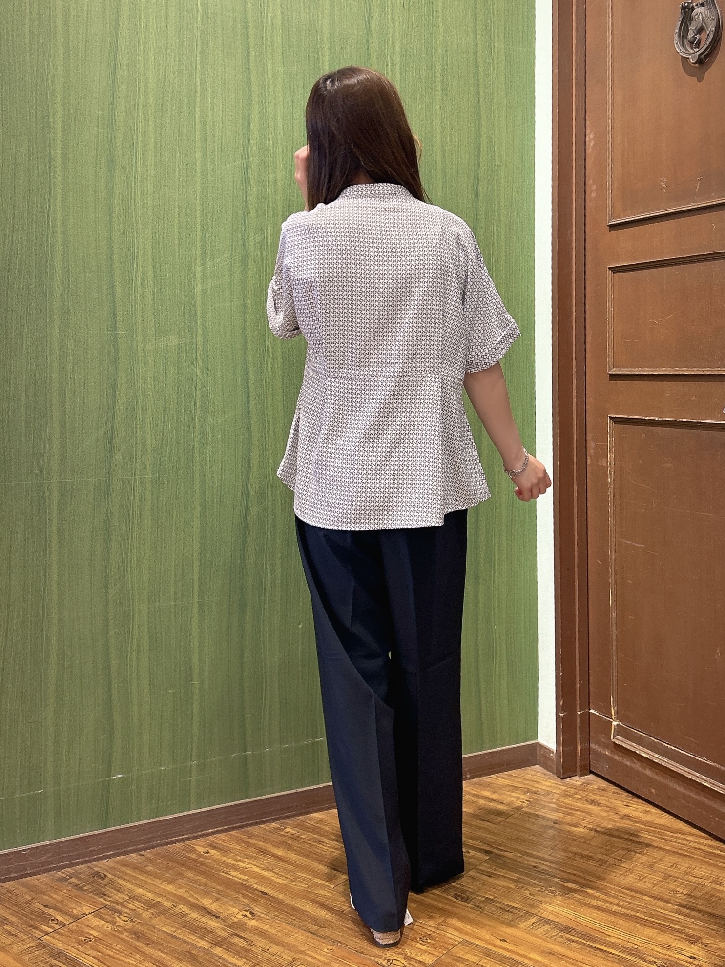 かおりさんの「SHOO･LA･RUE｜【UV/通勤】洗濯後しわになりにくい インしない ウエストタックペプラムブラウス」を使ったコーディネート