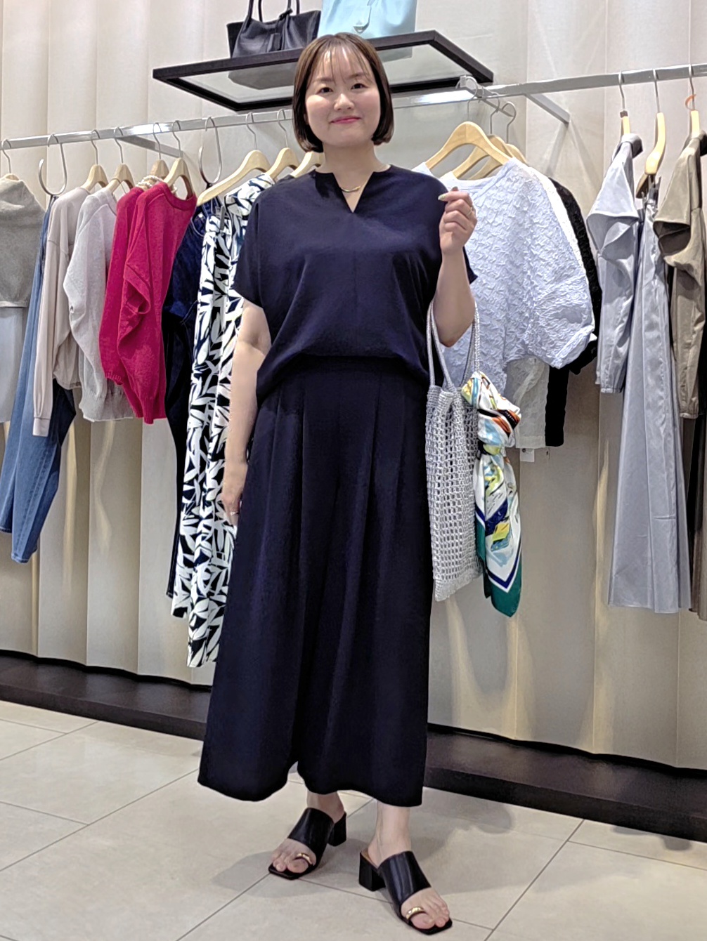 naokoさんの「UNTITLED｜【UV/接触冷感/セットアップ可】リラクシーキーVネックブラウス」を使ったコーディネート