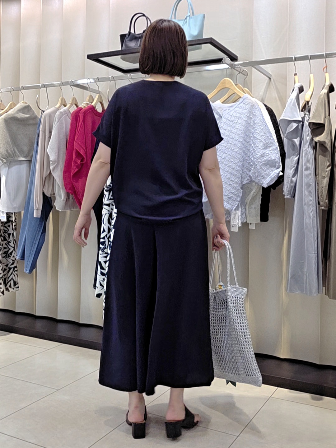 naokoさんの「UNTITLED｜【UV/接触冷感/セットアップ可】リラクシーキーVネックブラウス」を使ったコーディネート