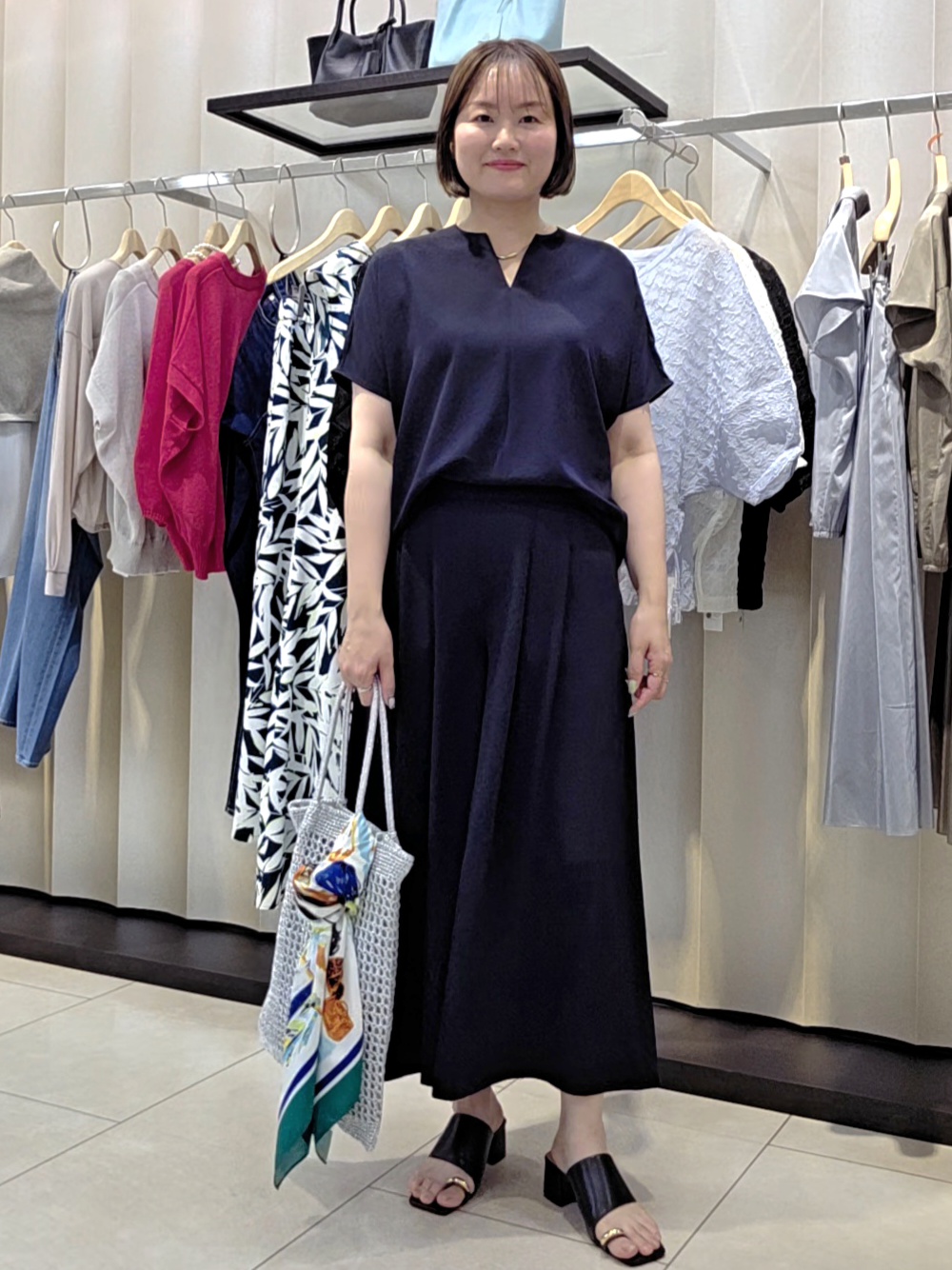 naokoさんの「UNTITLED｜【UV/接触冷感/セットアップ可】リラクシーキーVネックブラウス」を使ったコーディネート