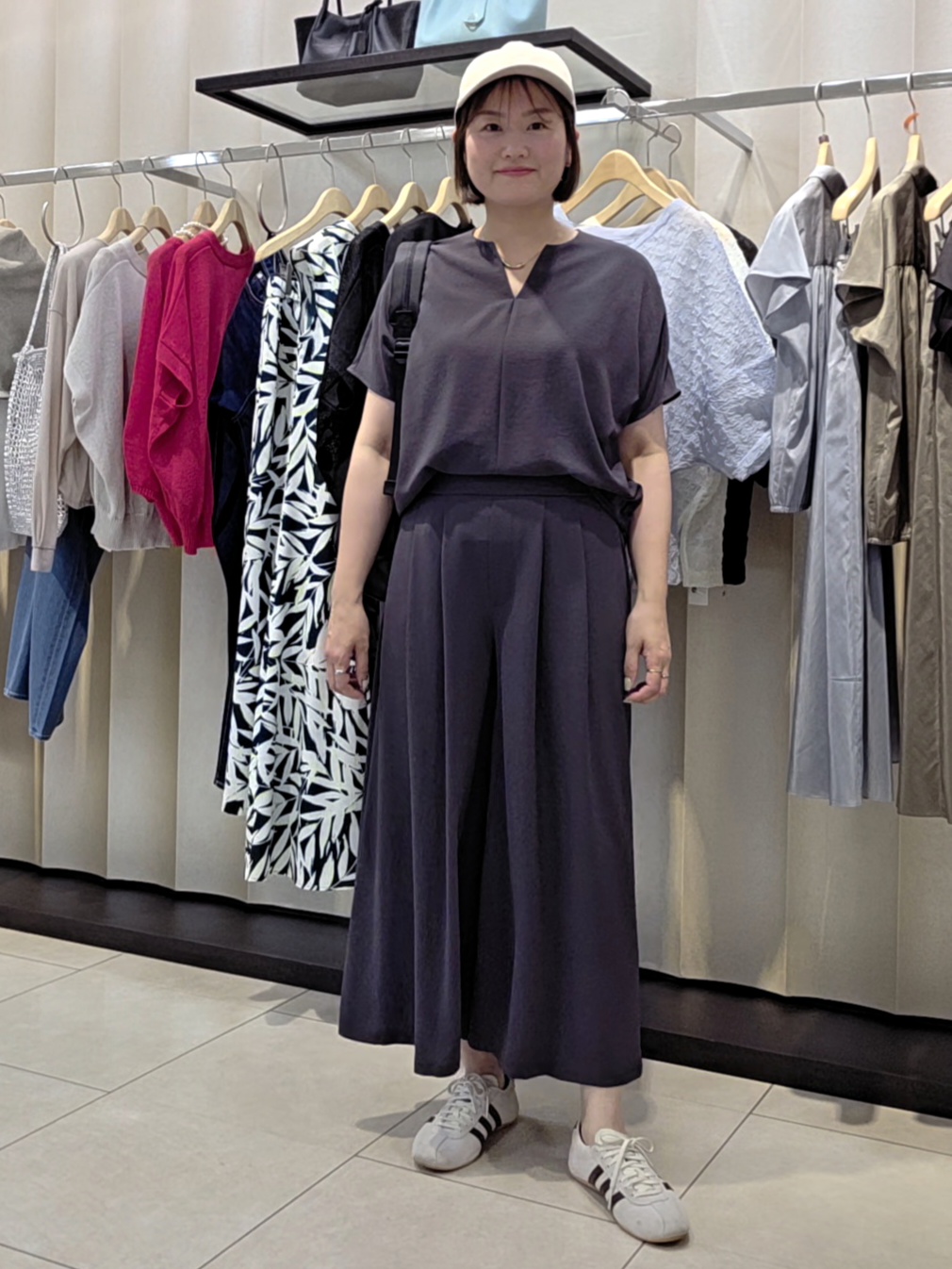 naokoさんの「UNTITLED｜【UV/接触冷感/セットアップ可】リラクシーキーVネックブラウス」を使ったコーディネート