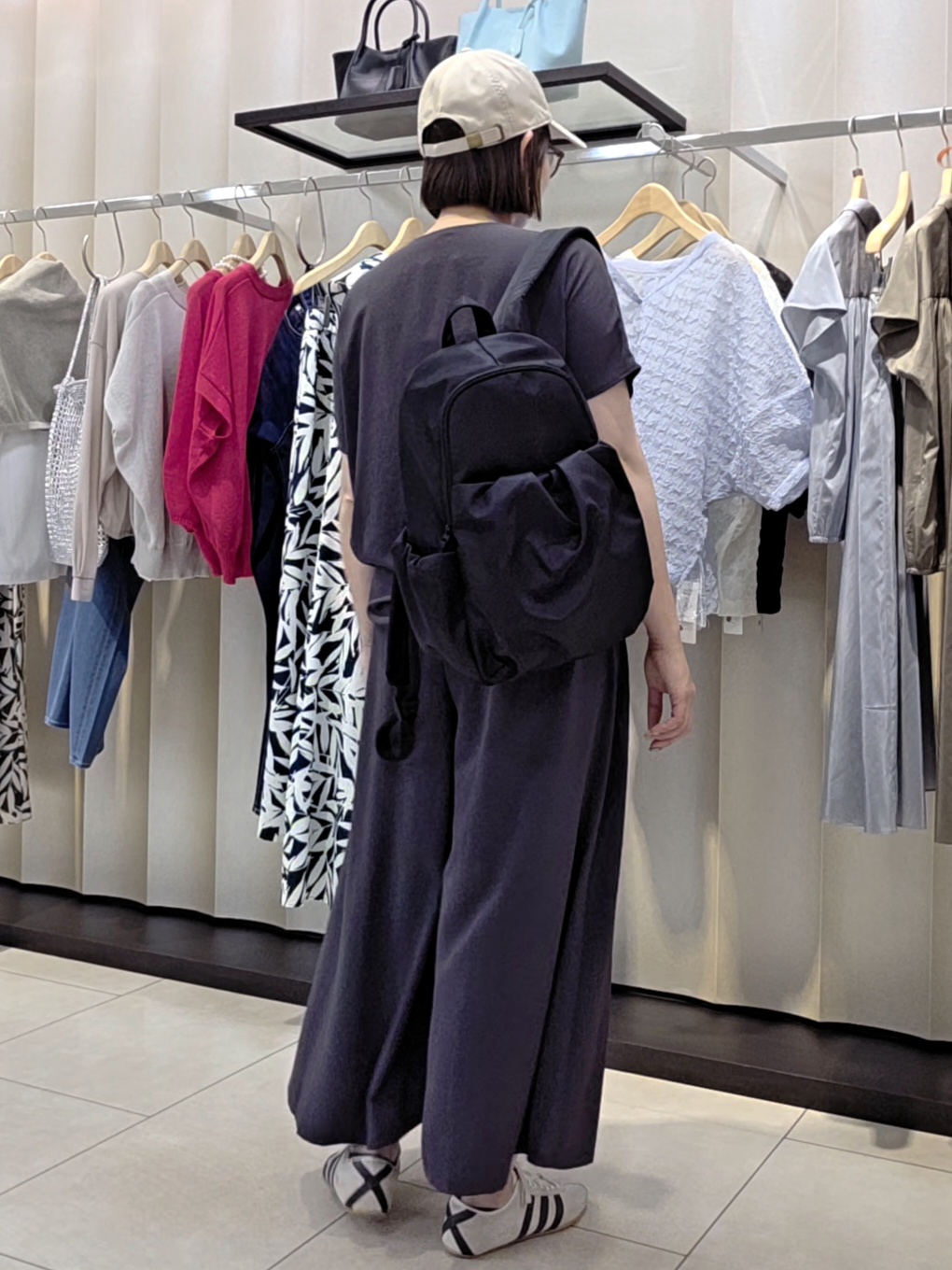 naokoさんの「UNTITLED｜【UV/接触冷感/セットアップ可】リラクシーキーVネックブラウス」を使ったコーディネート