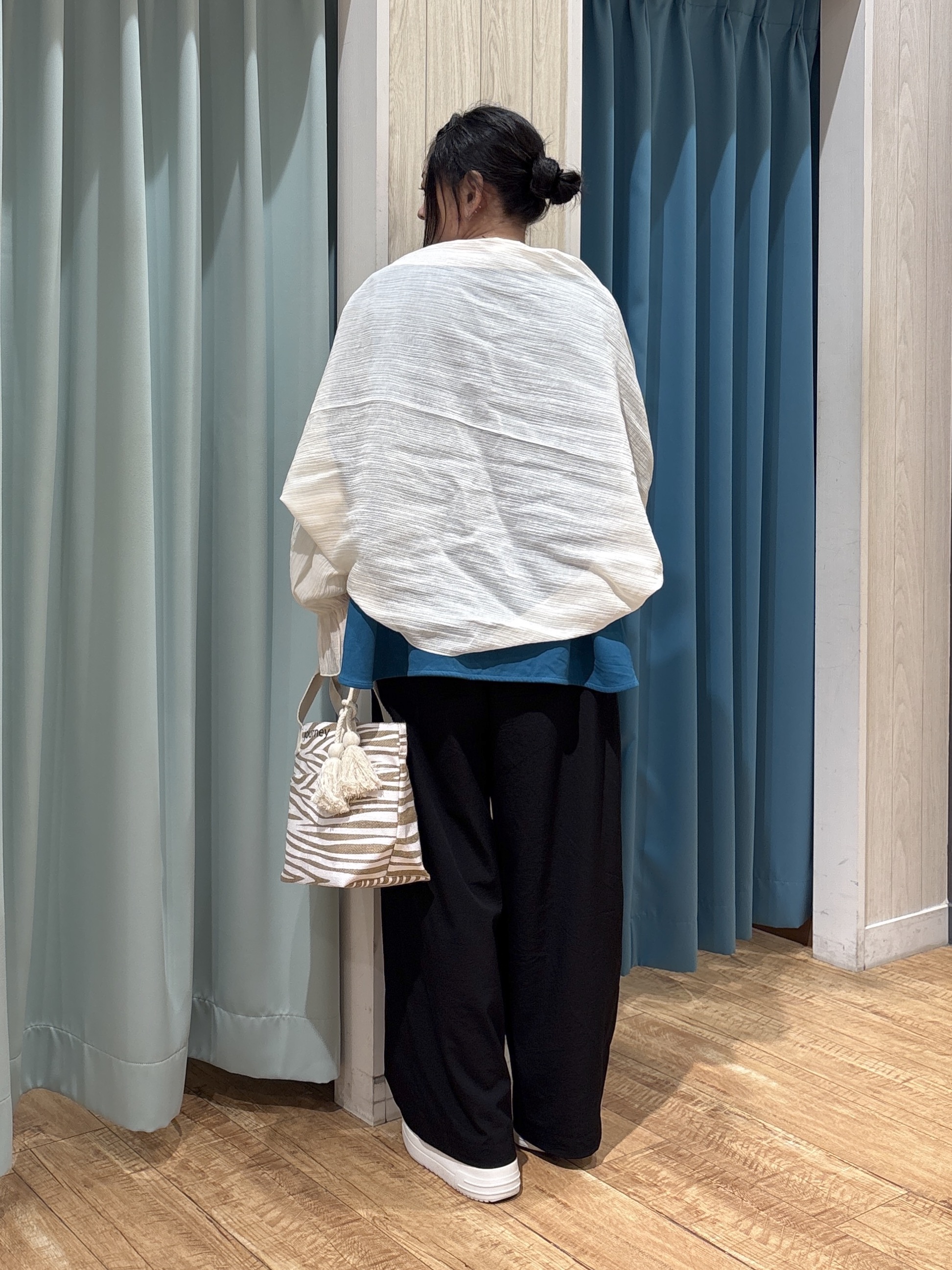 わかさんの「SHOO･LA･RUE｜【ひんやり/2WAY】ストールにもなる ふんわりシアー楊柳ボレロ」を使ったコーディネート
