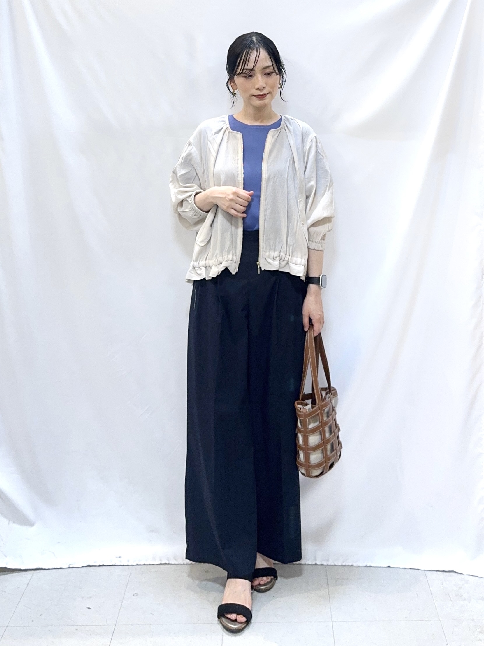 𝐇𝐢𝐫𝐨𝐦𝐢さんの「SHOO･LA･RUE｜【S-LL】軽やかな シアーライトブルゾン」を使ったコーディネート