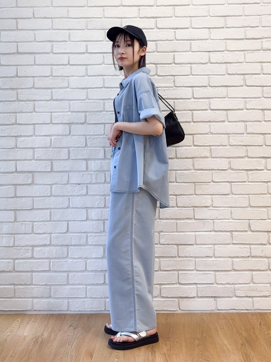 𝐜𝐡𝐢𝐤𝐚さんの「SHOO･LA･RUE｜【セットアップ可/S-LL】ライトオンスデニム 5分袖シャツ」を使ったコーディネート