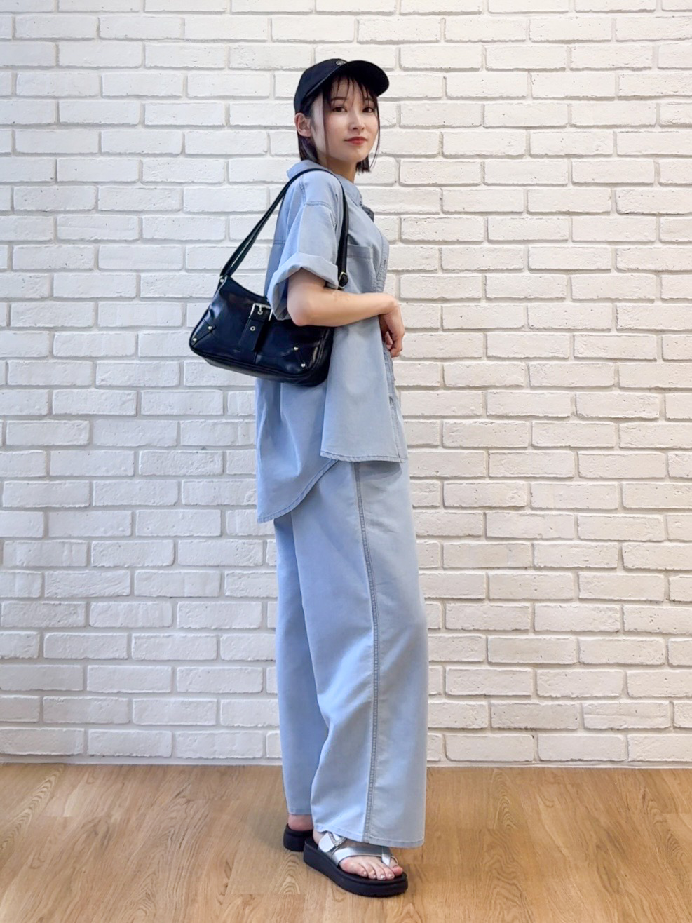 𝐜𝐡𝐢𝐤𝐚さんの「SHOO･LA･RUE｜【セットアップ可/S-LL】ライトオンスデニム 5分袖シャツ」を使ったコーディネート