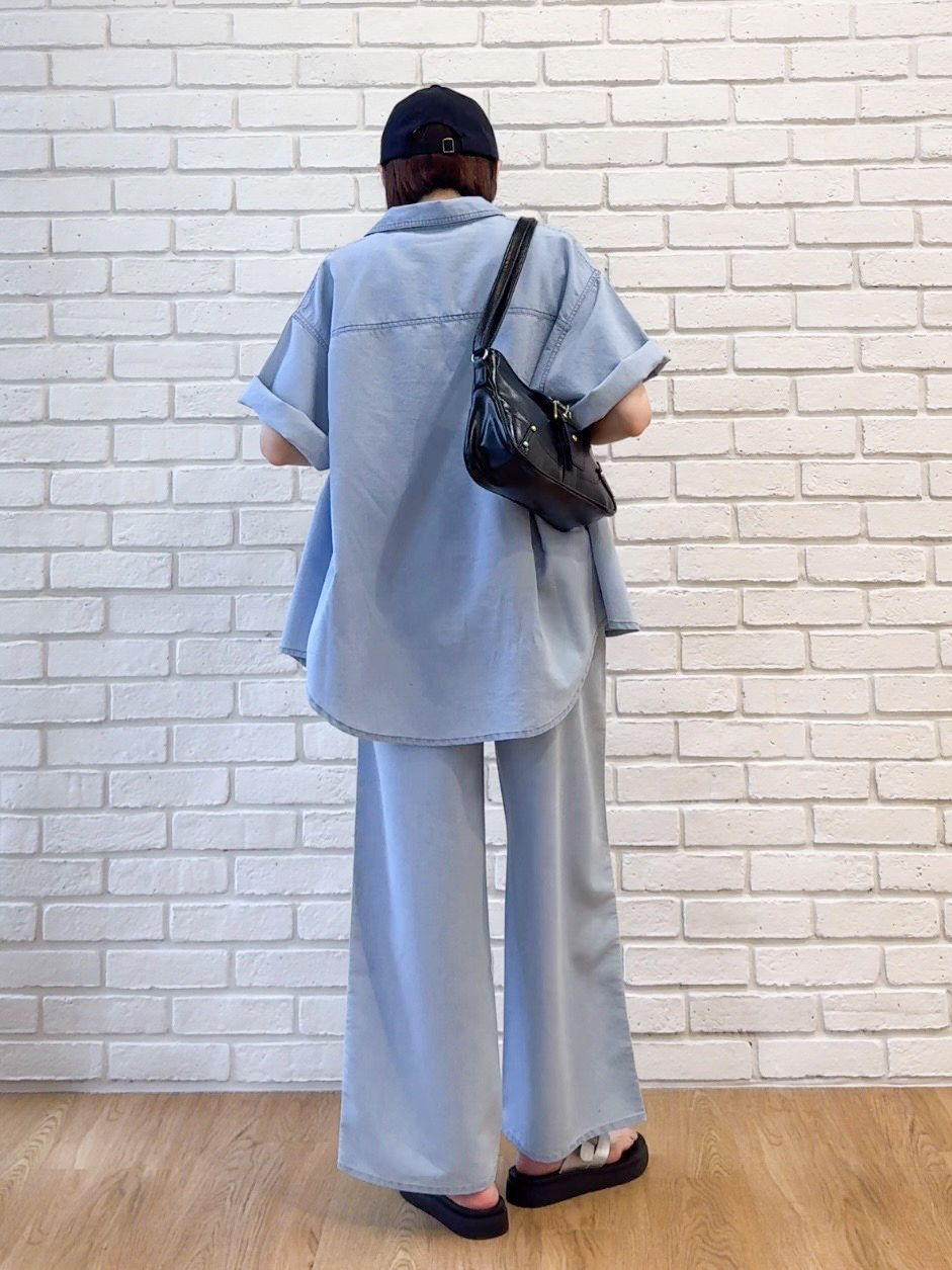 𝐜𝐡𝐢𝐤𝐚さんの「SHOO･LA･RUE｜【セットアップ可/S-LL】ライトオンスデニム 5分袖シャツ」を使ったコーディネート