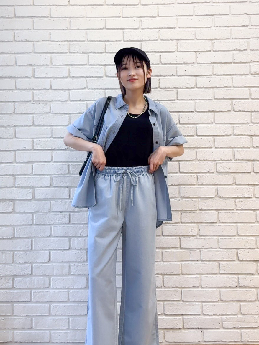 𝐜𝐡𝐢𝐤𝐚さんの「SHOO･LA･RUE｜【セットアップ可/S-LL】ライトオンスデニム 5分袖シャツ」を使ったコーディネート