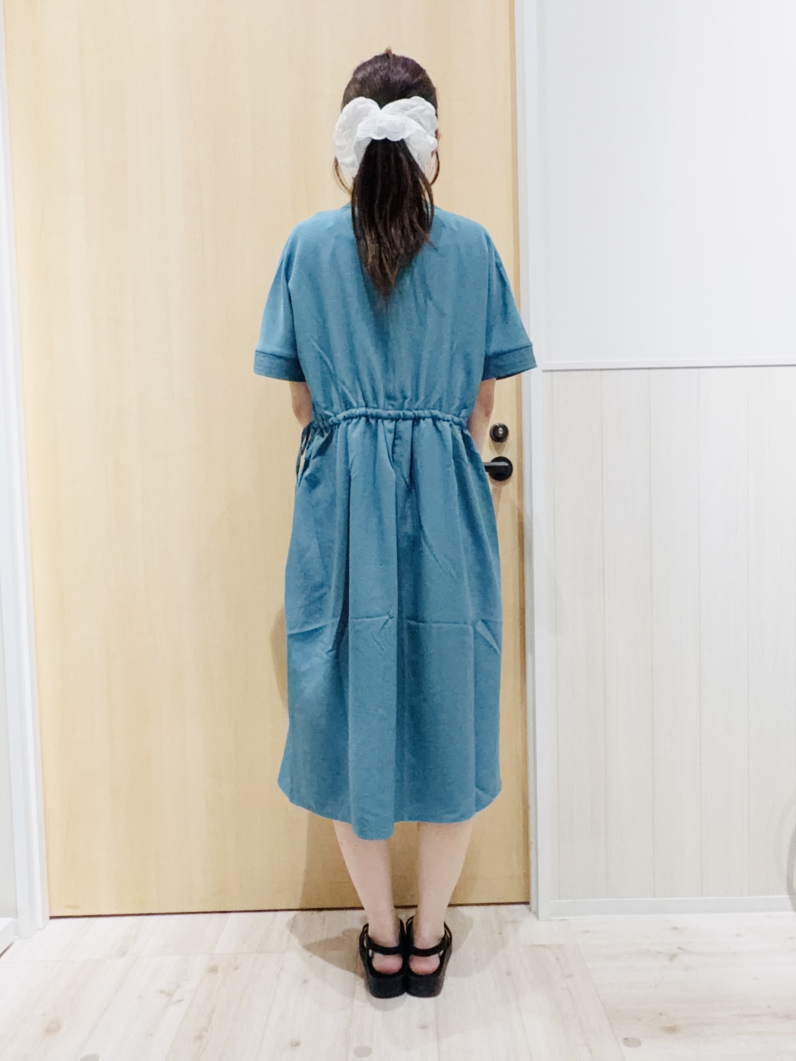 Naさんの「SHOO･LA･RUE｜【洗濯機可/体型カバー】ウエストシャーリングで女性らしく 麻調スキッパーサイドリボンワンピース」を使ったコーディネート