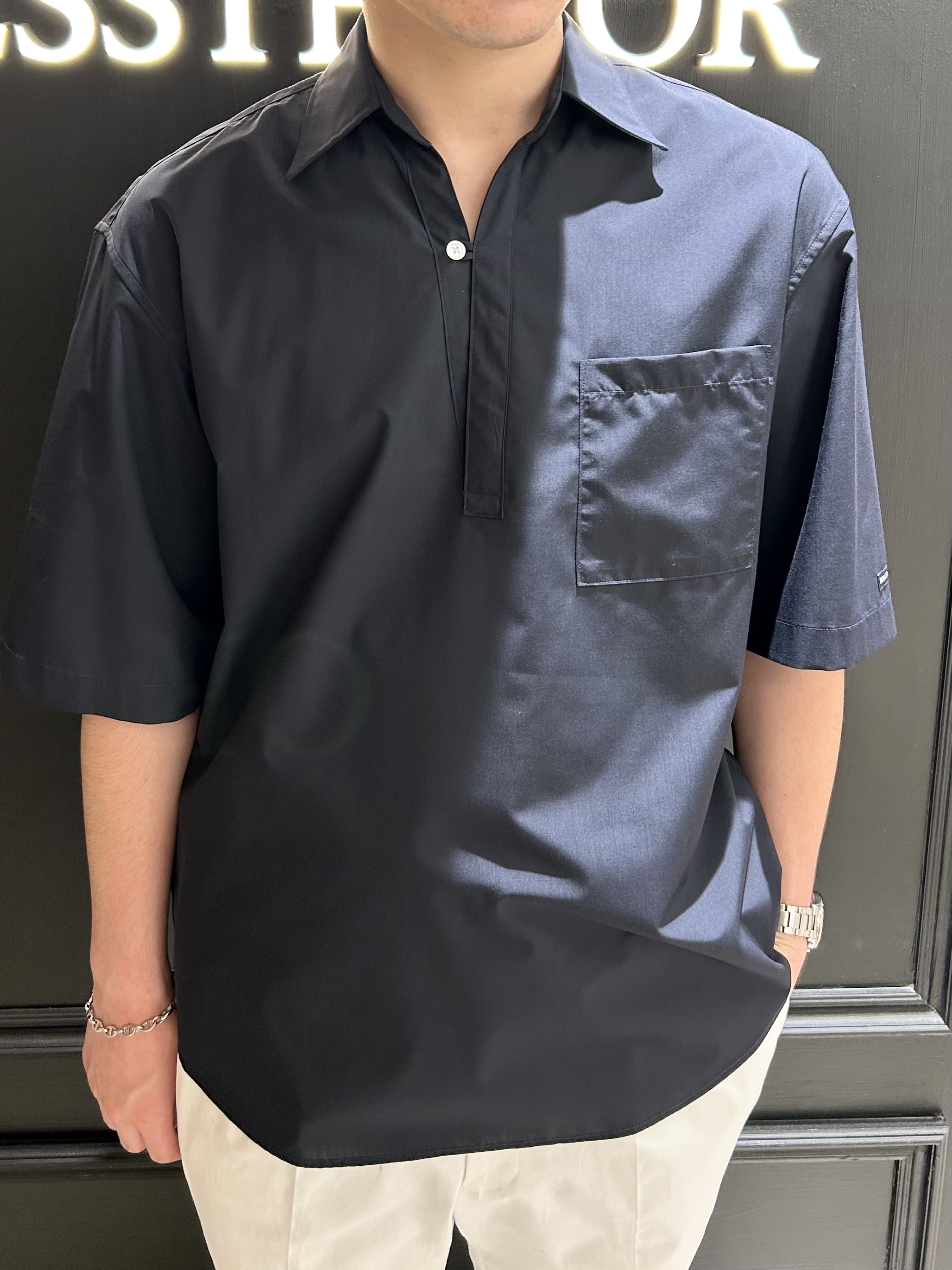 千葉亮太さんの「DRESSTERIOR｜◆イージーケア プルオーバーシャツ」を使ったコーディネート