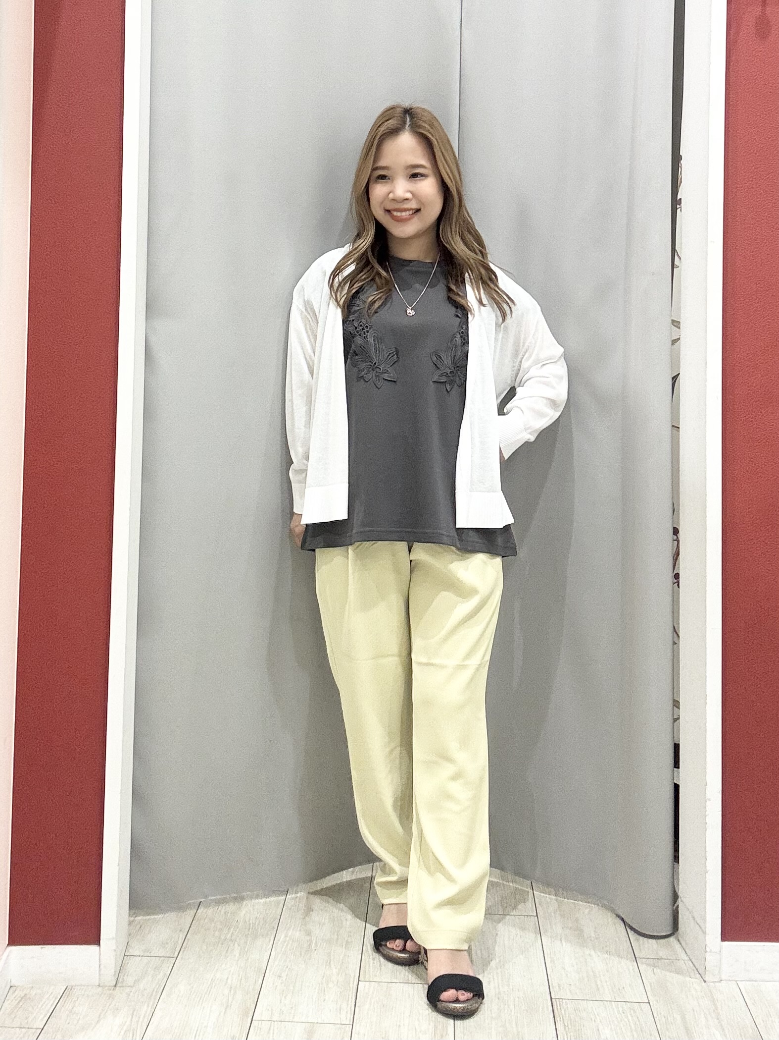 shioさんの「SHOO･LA･RUE｜【洗濯機可/S-LL】オンにもオフにも マルチに使えるボタンレスカーディガン」を使ったコーディネート