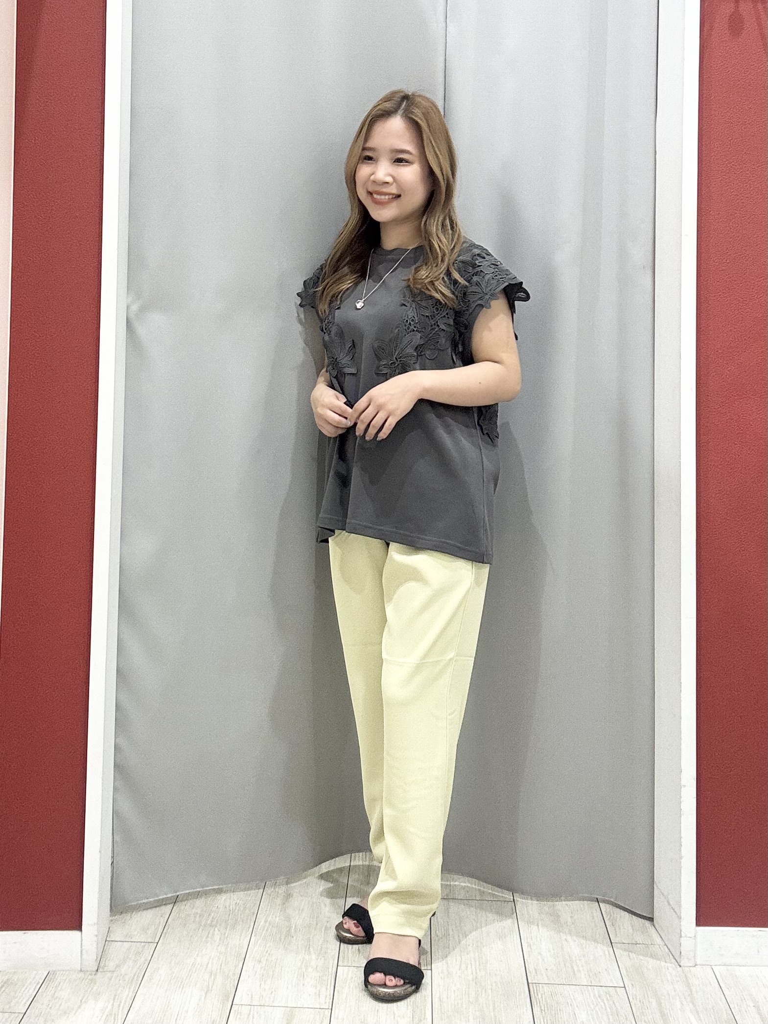 shioさんの「SHOO･LA･RUE｜【洗濯機可/S-LL】オンにもオフにも マルチに使えるボタンレスカーディガン」を使ったコーディネート