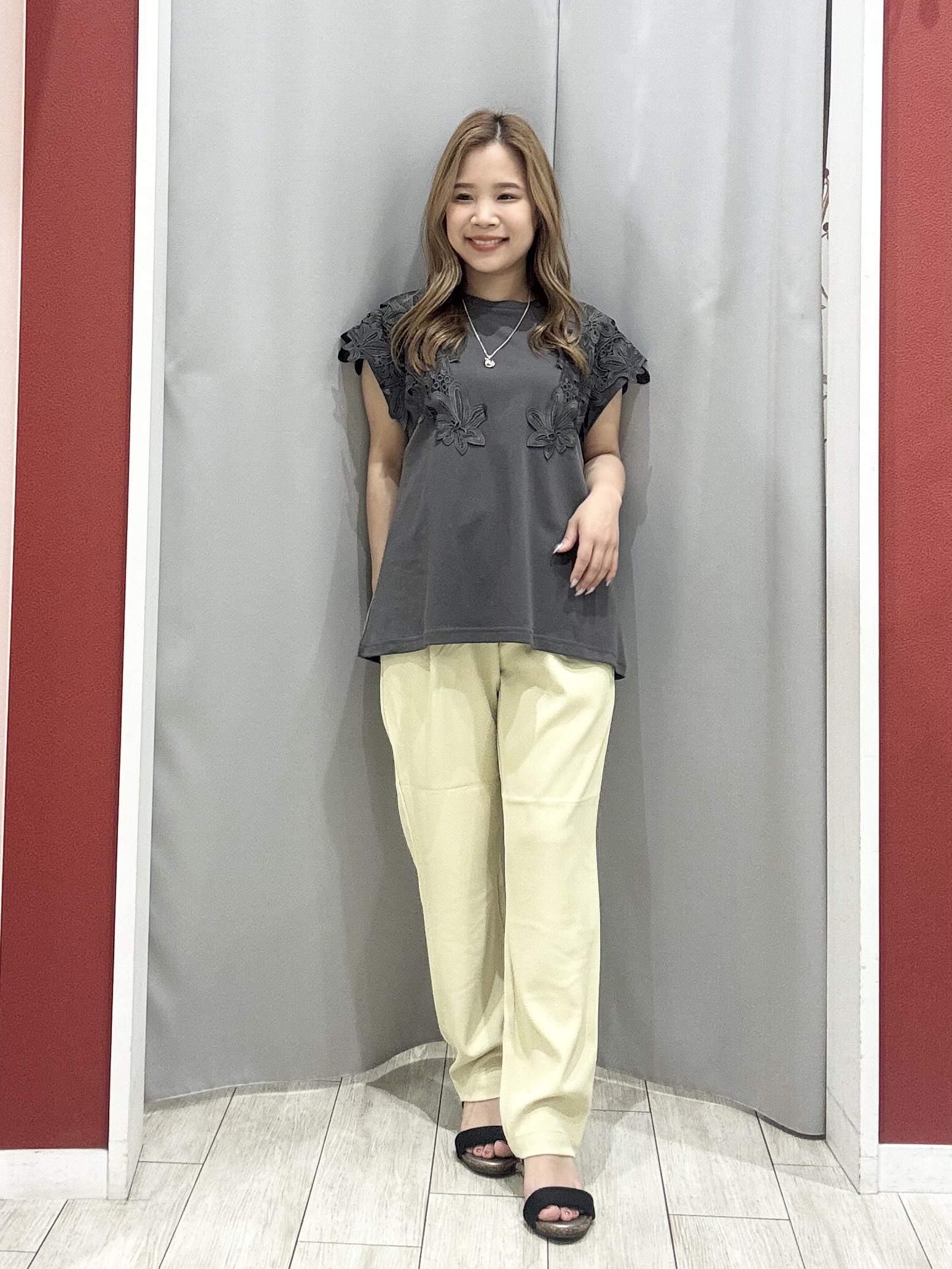 shioさんの「SHOO･LA･RUE｜【洗濯機可/S-LL】オンにもオフにも マルチに使えるボタンレスカーディガン」を使ったコーディネート