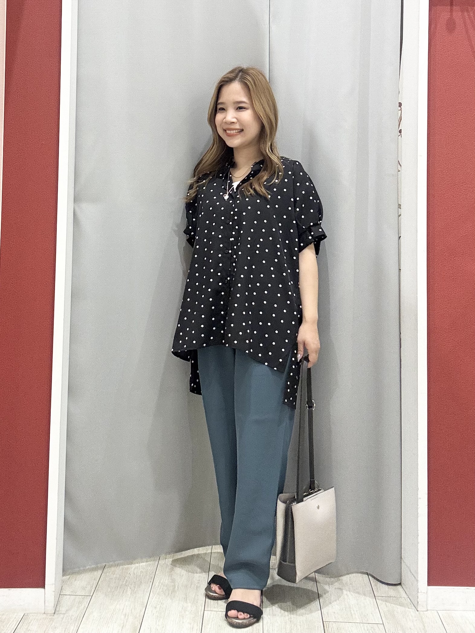 shioさんの「SHOO･LA･RUE｜【洗濯機可／洗濯後しわになりにくい】大人の甘さをプラスする ドット柄袖タックブラウス」を使ったコーディネート