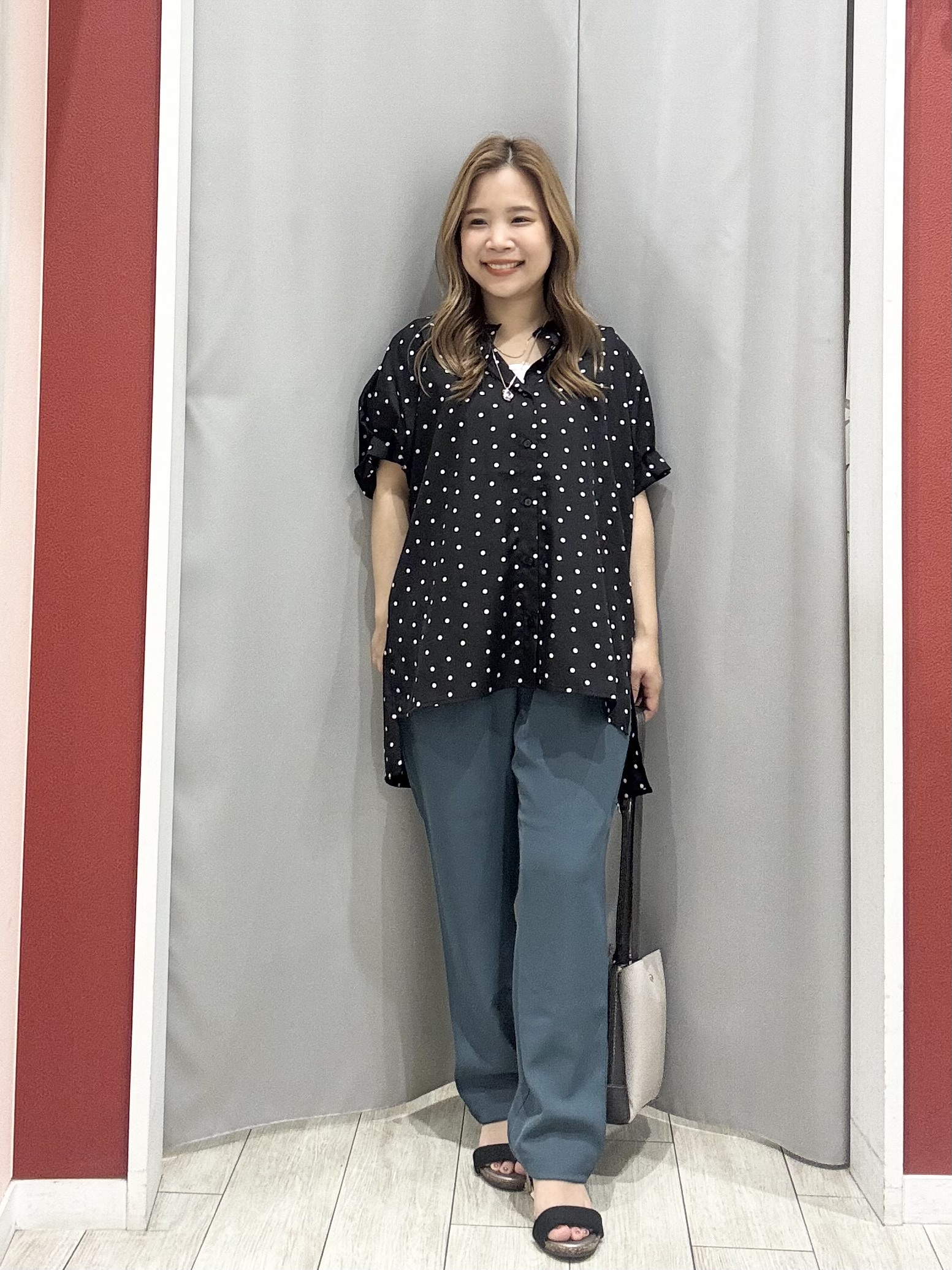 shioさんの「SHOO･LA･RUE｜【洗濯機可／洗濯後しわになりにくい】大人の甘さをプラスする ドット柄袖タックブラウス」を使ったコーディネート