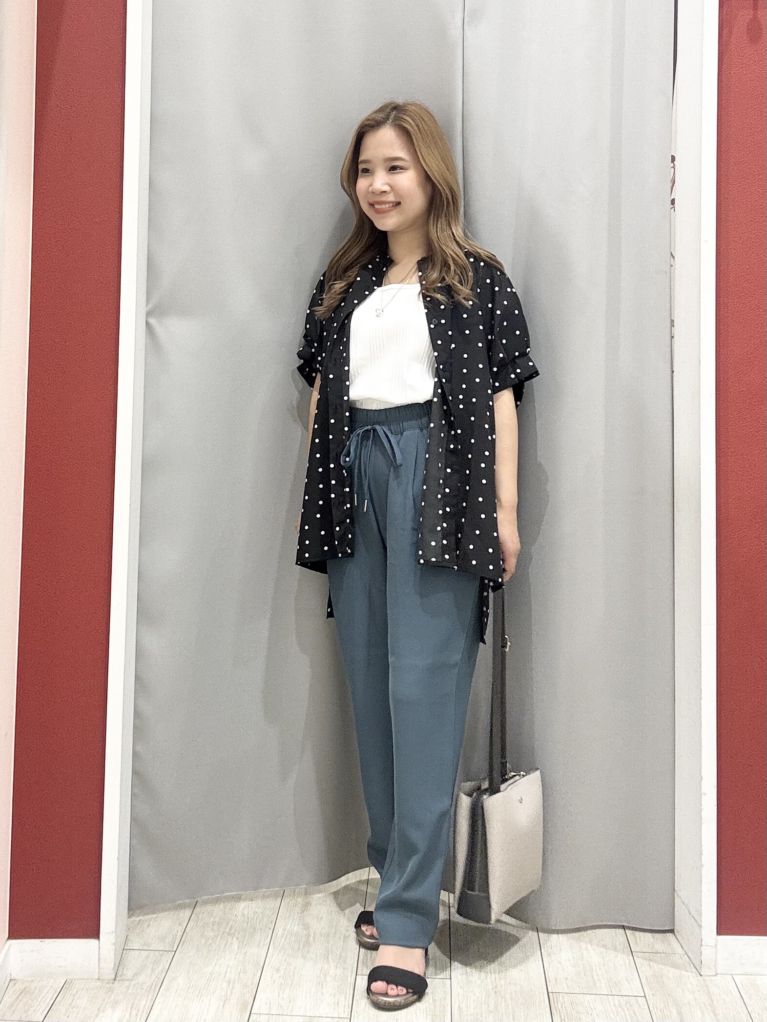 shioさんの「SHOO･LA･RUE｜【洗濯機可／洗濯後しわになりにくい】大人の甘さをプラスする ドット柄袖タックブラウス」を使ったコーディネート