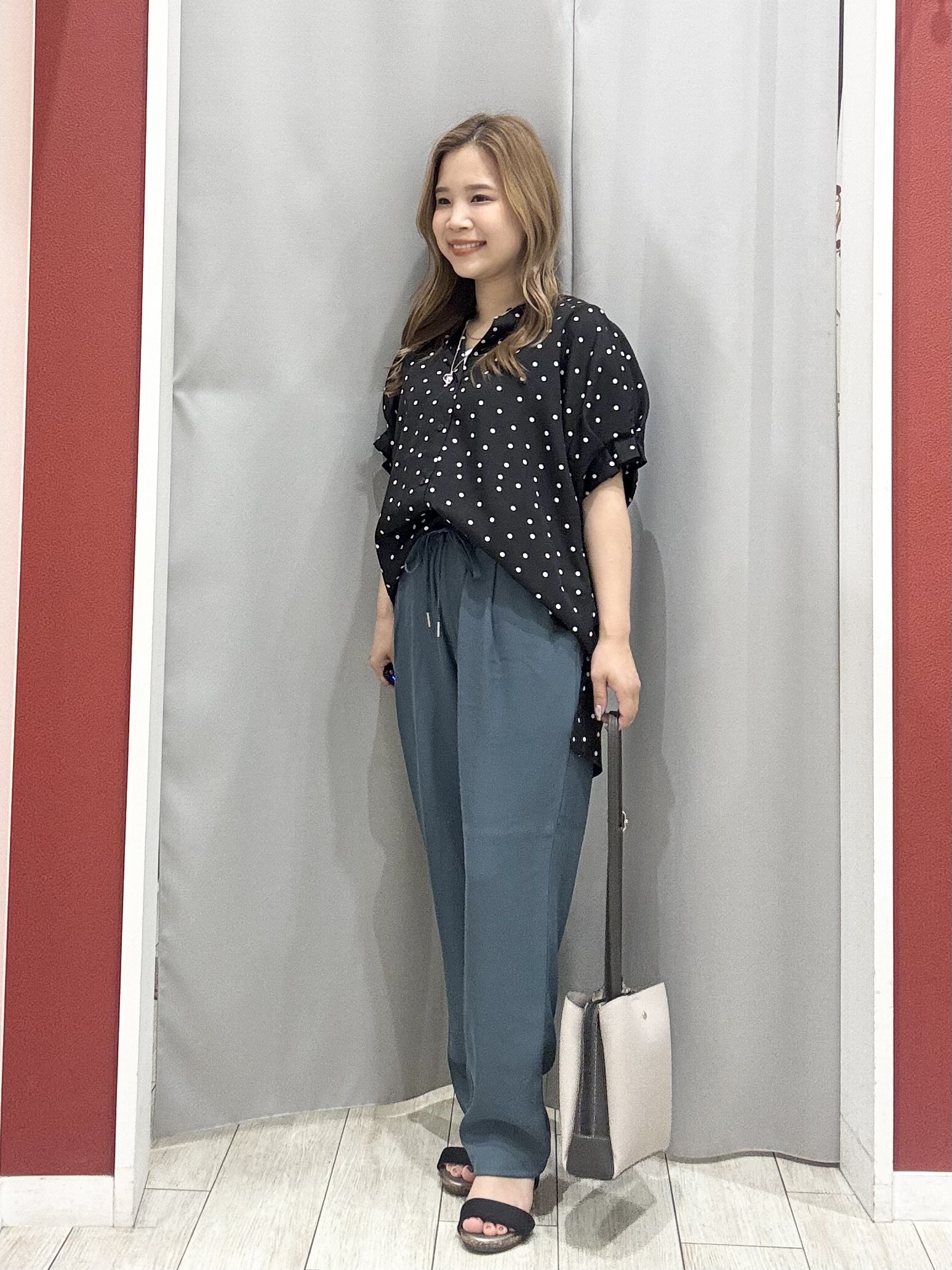 shioさんの「SHOO･LA･RUE｜【洗濯機可／洗濯後しわになりにくい】大人の甘さをプラスする ドット柄袖タックブラウス」を使ったコーディネート