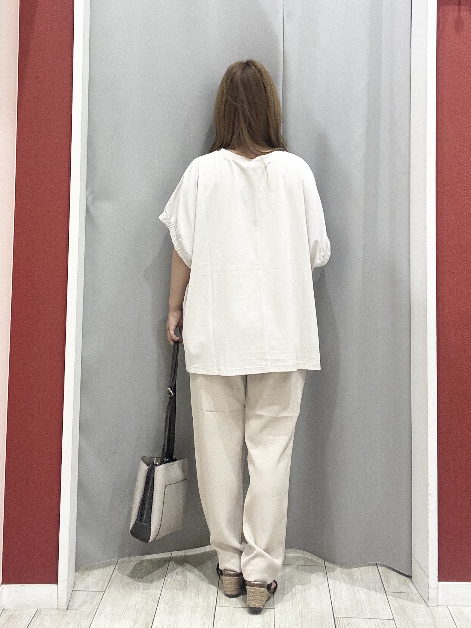 shioさんの「SHOO･LA･RUE｜【洗濯機可】シンプルにこなれて見せる お袖ギャザードルマンTシャツ」を使ったコーディネート