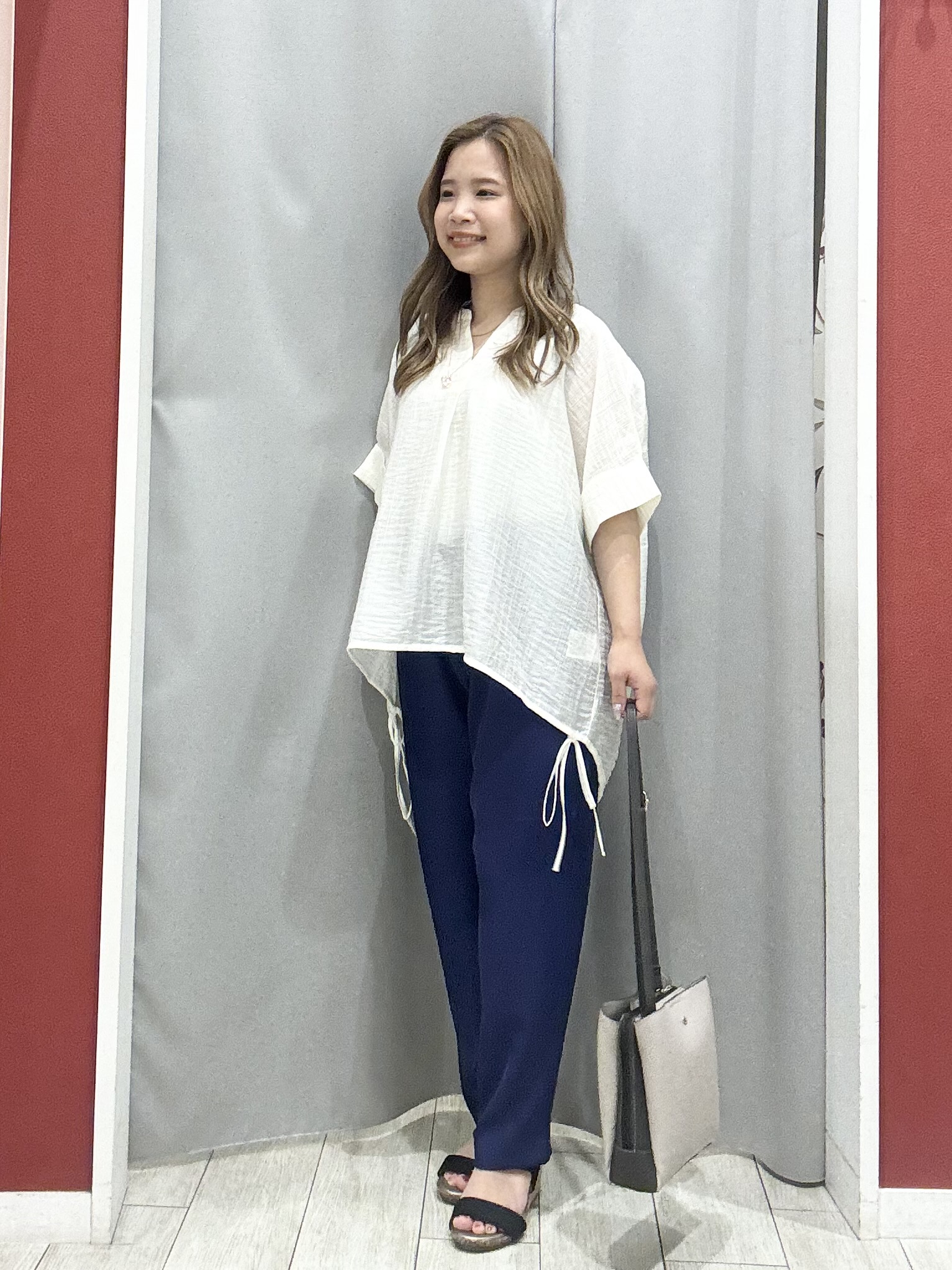 shioさんの「SHOO･LA･RUE｜【高レビュー/体型カバー】インせず着られる スキッパー裾リボンブラウス」を使ったコーディネート