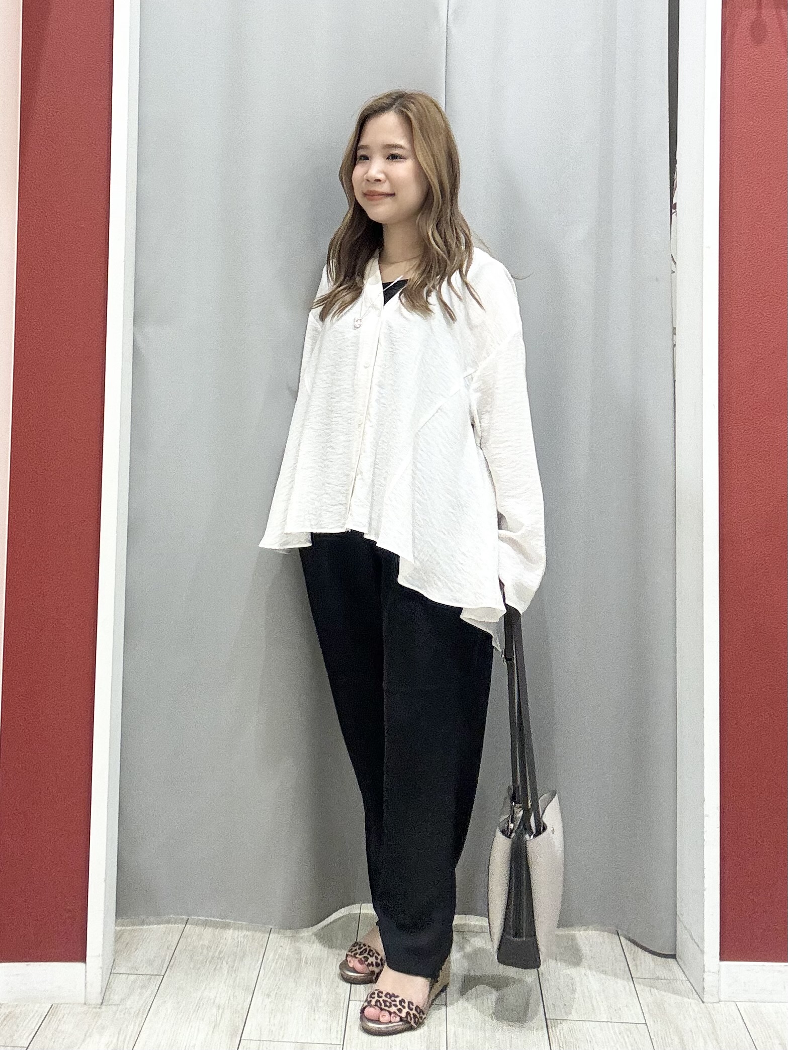 shioさんの「SHOO･LA･RUE｜【洗濯機可/S-LL】お顔周りすっきり 大人のシアーシャツカーディガン」を使ったコーディネート