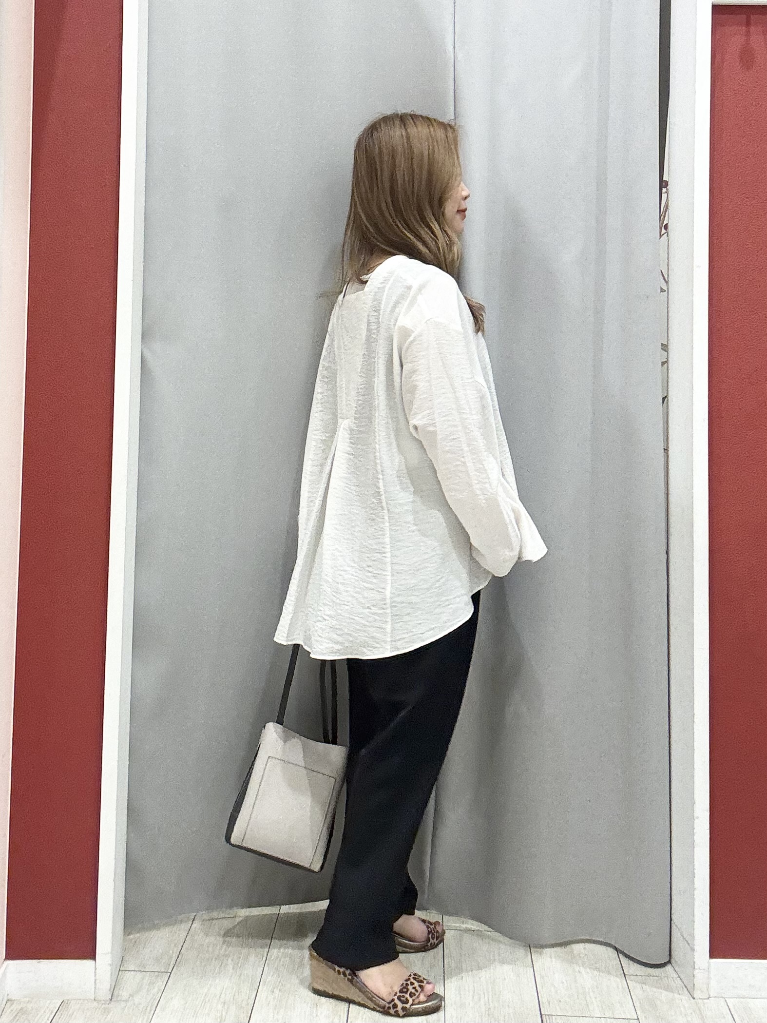 shioさんの「SHOO･LA･RUE｜【洗濯機可/S-LL】お顔周りすっきり 大人のシアーシャツカーディガン」を使ったコーディネート