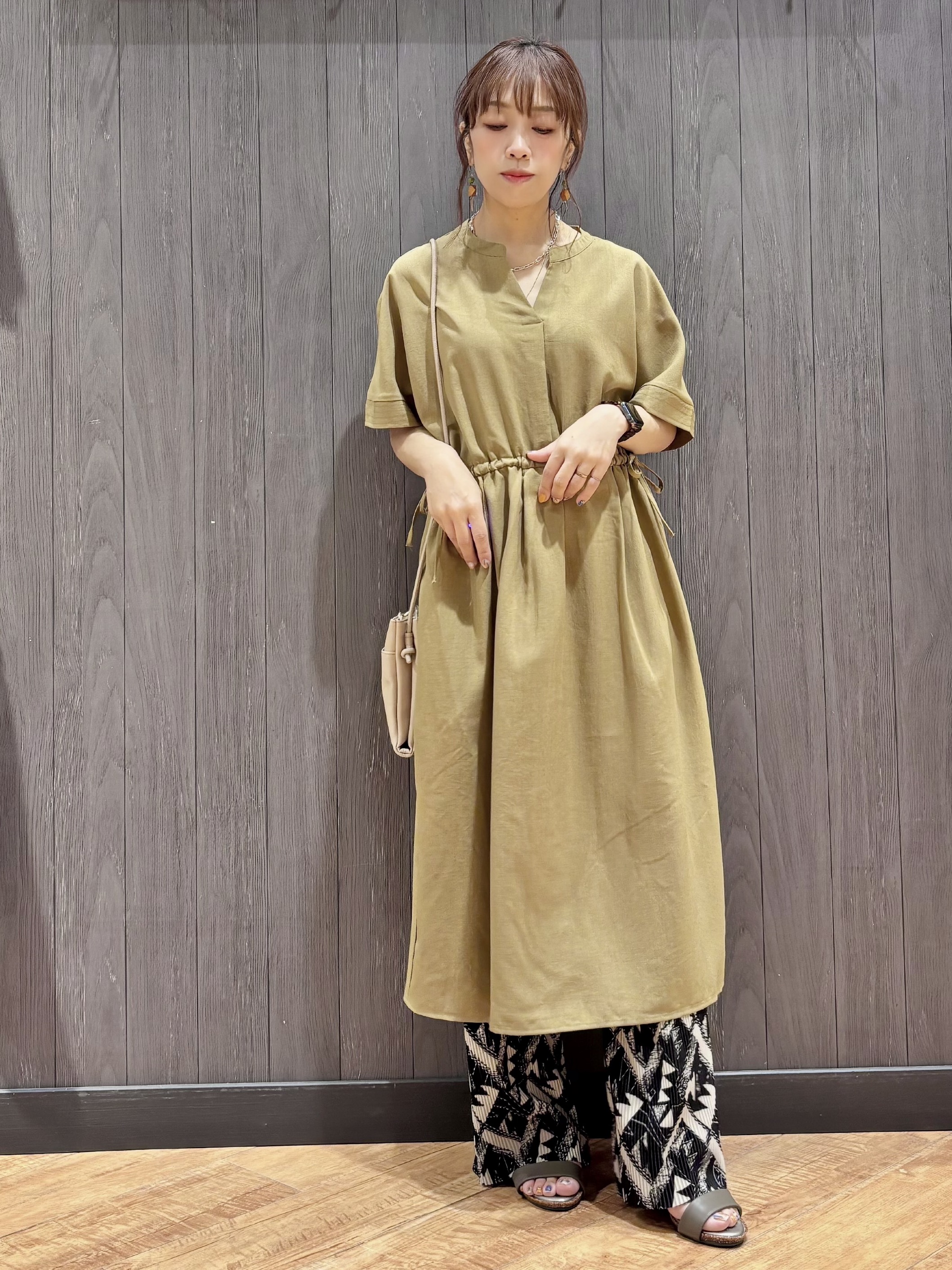 meiさんの「SHOO･LA･RUE｜【洗濯機可/体型カバー】ウエストシャーリングで女性らしく 麻調スキッパーサイドリボンワンピース」を使ったコーディネート